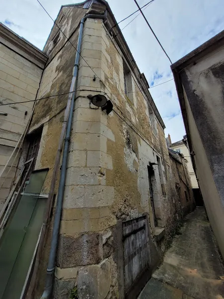 Immeuble ancien à rénover au centre-ville de Baugé – Opportunité d'investissement 