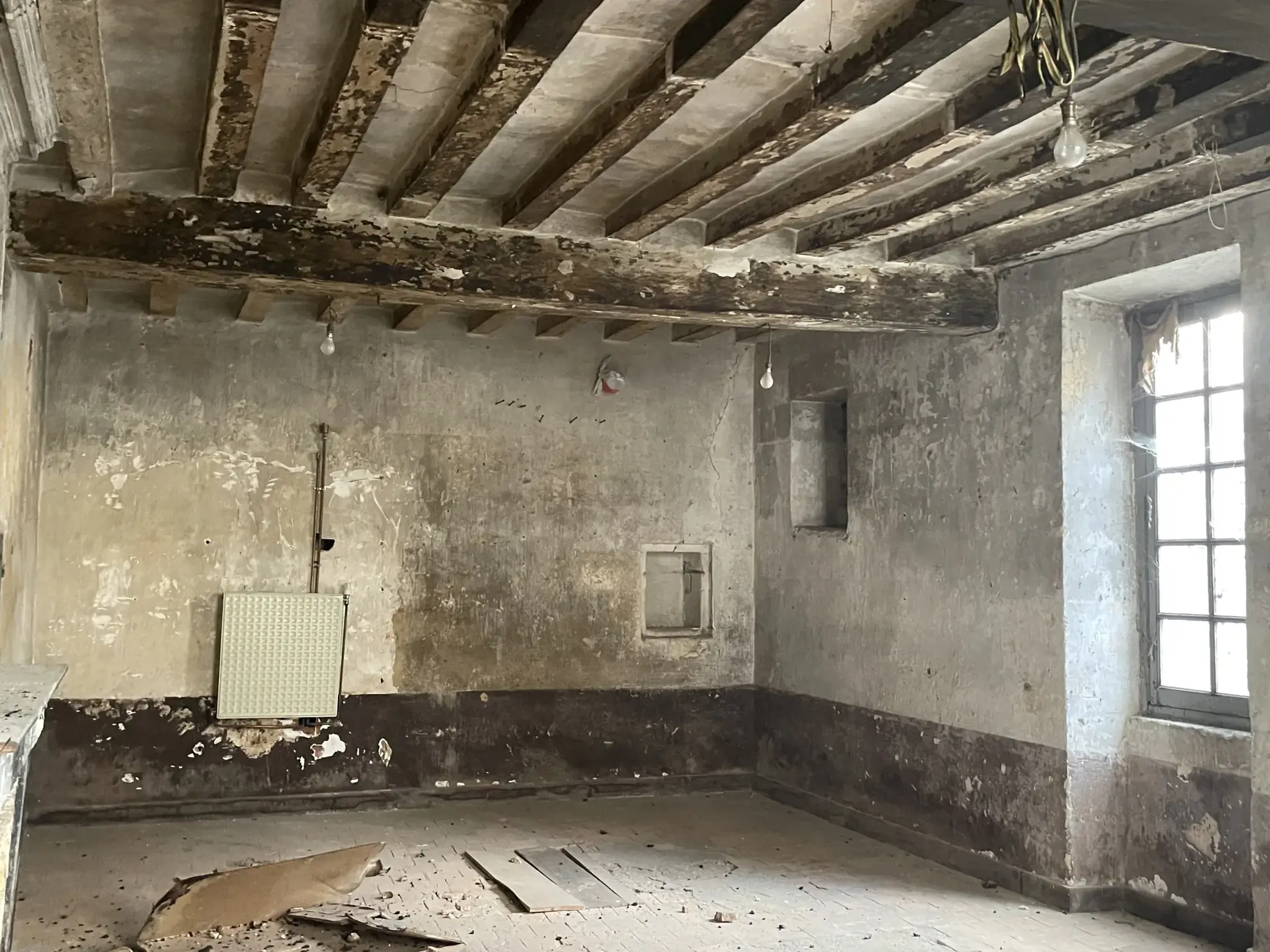 Immeuble ancien à rénover au centre-ville de Baugé – Opportunité d'investissement 