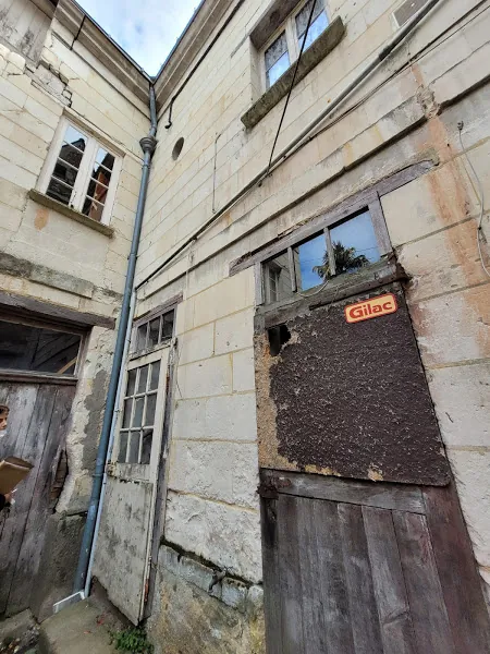 Immeuble ancien à rénover au centre-ville de Baugé – Opportunité d'investissement 