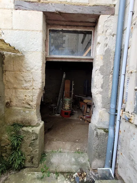 Immeuble ancien à rénover au centre-ville de Baugé – Opportunité d'investissement 