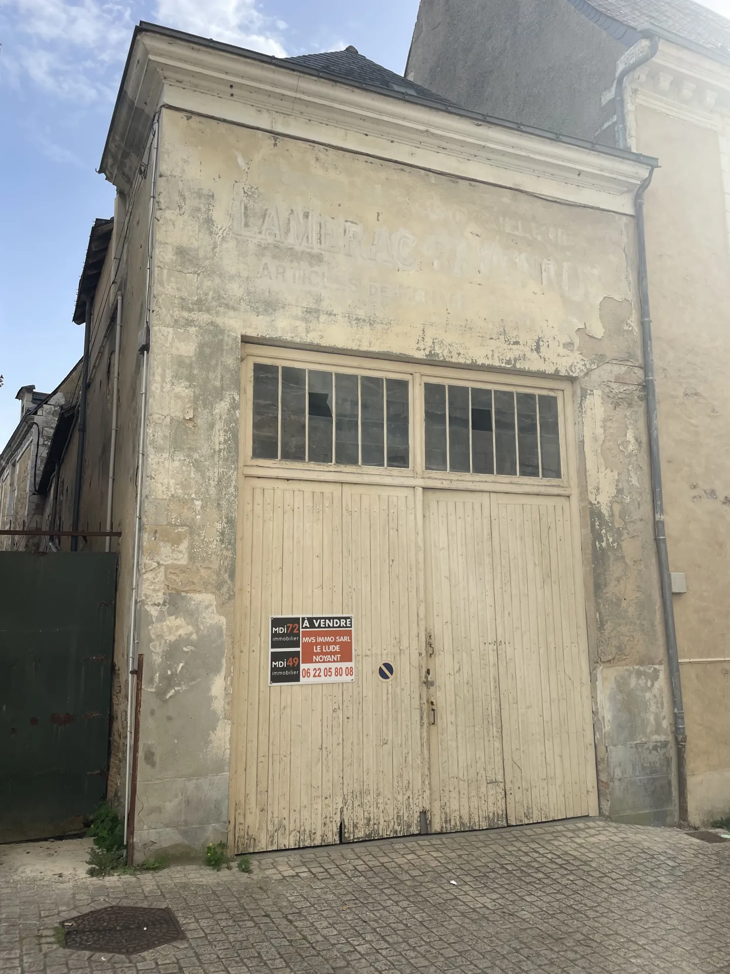 Immeuble ancien à rénover au centre-ville de Baugé – Opportunité d'investissement 