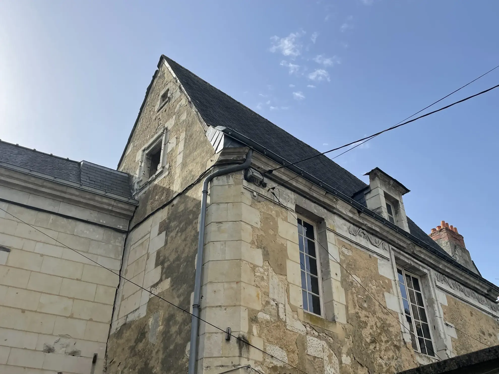 Immeuble ancien à rénover au centre-ville de Baugé – Opportunité d'investissement