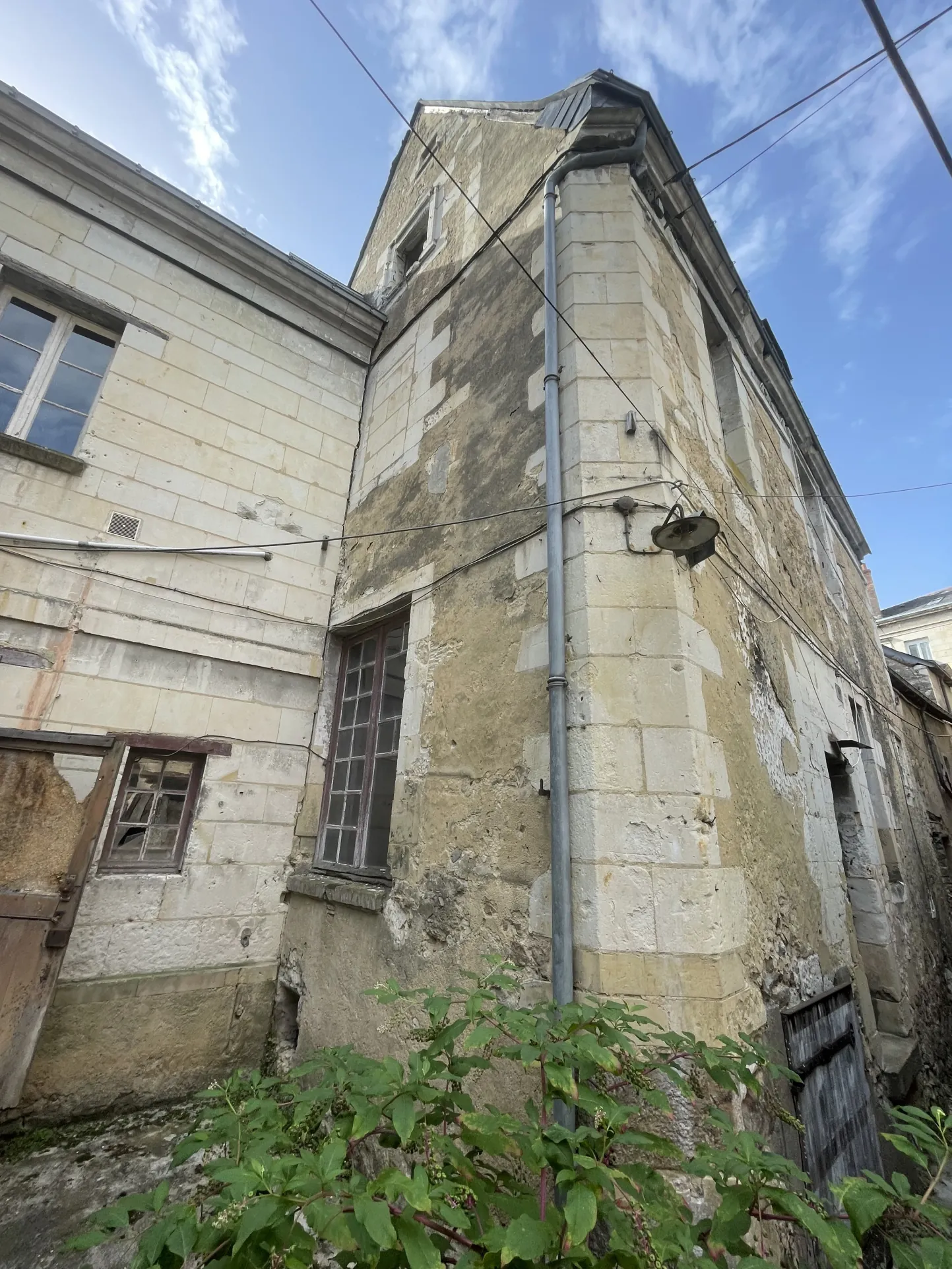 Immeuble ancien à rénover au centre-ville de Baugé – Opportunité d'investissement 