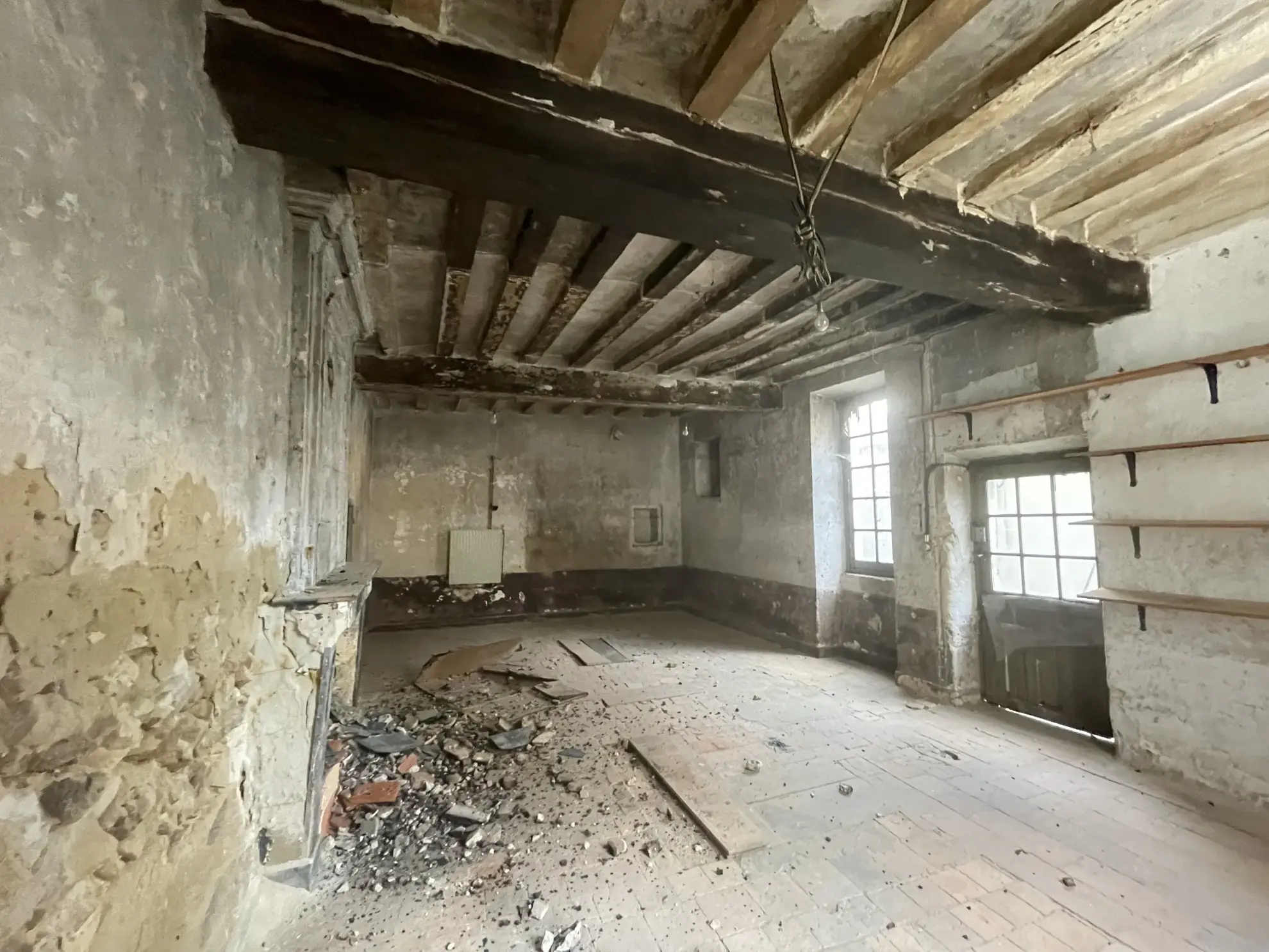 Immeuble ancien à rénover au centre-ville de Baugé – Opportunité d'investissement 