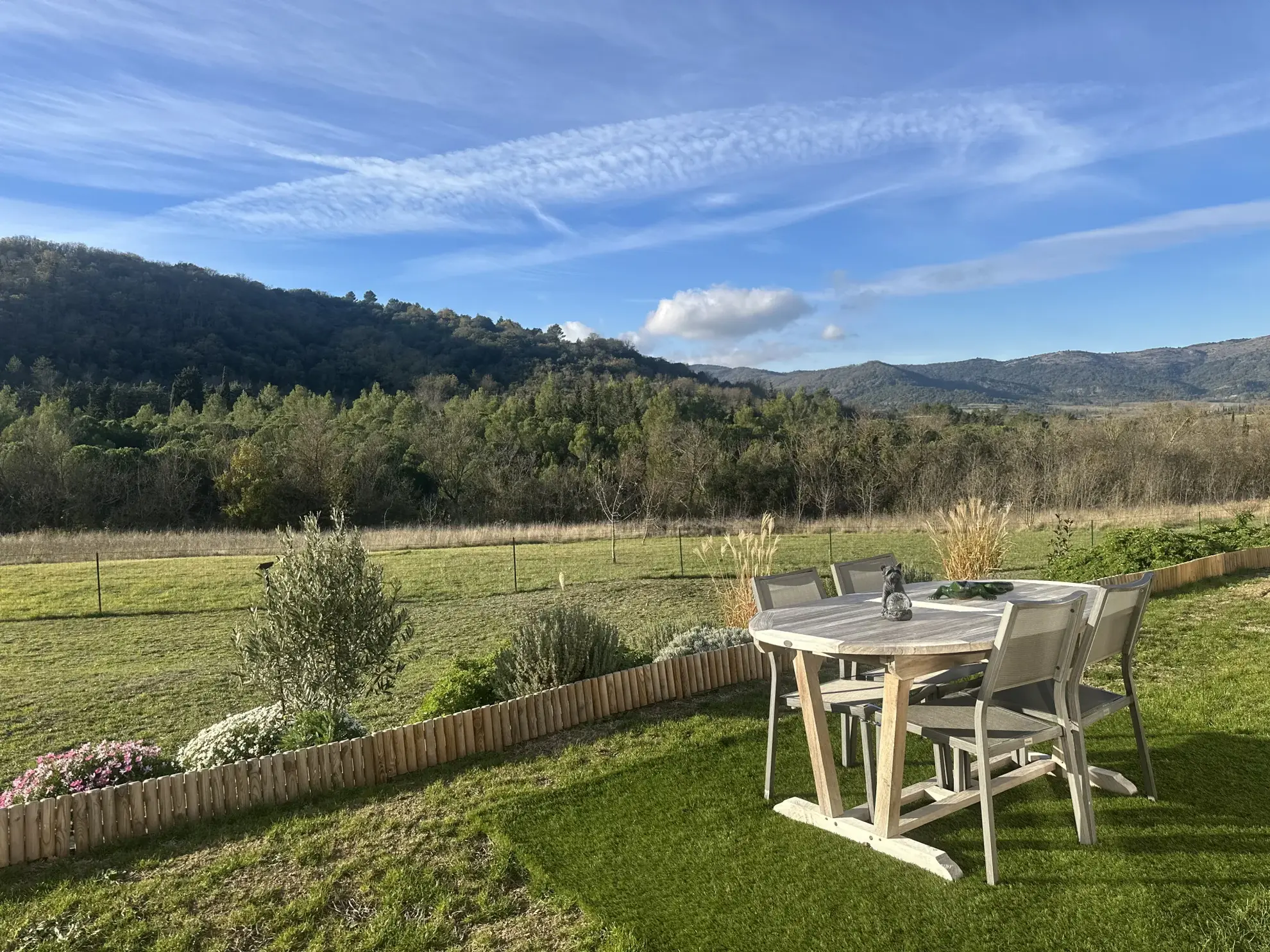 Maison récente de plain-pied avec grand garage et terrain piscinable à Taurize 