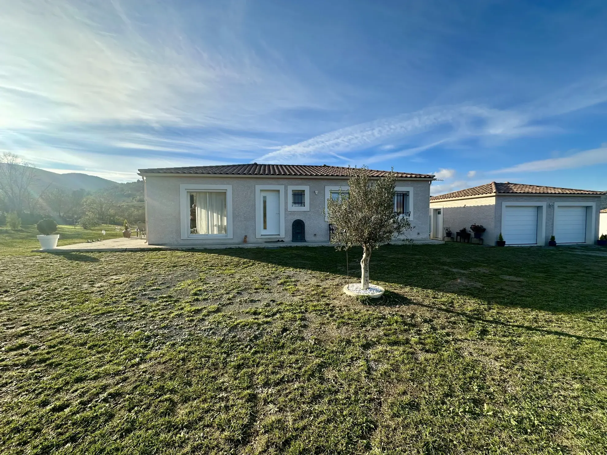 Maison récente de plain-pied avec grand garage et terrain piscinable à Taurize 