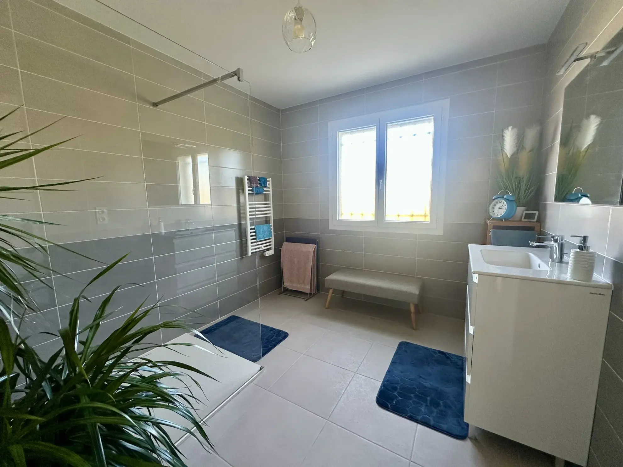 Maison récente de plain-pied avec grand garage et terrain piscinable à Taurize 