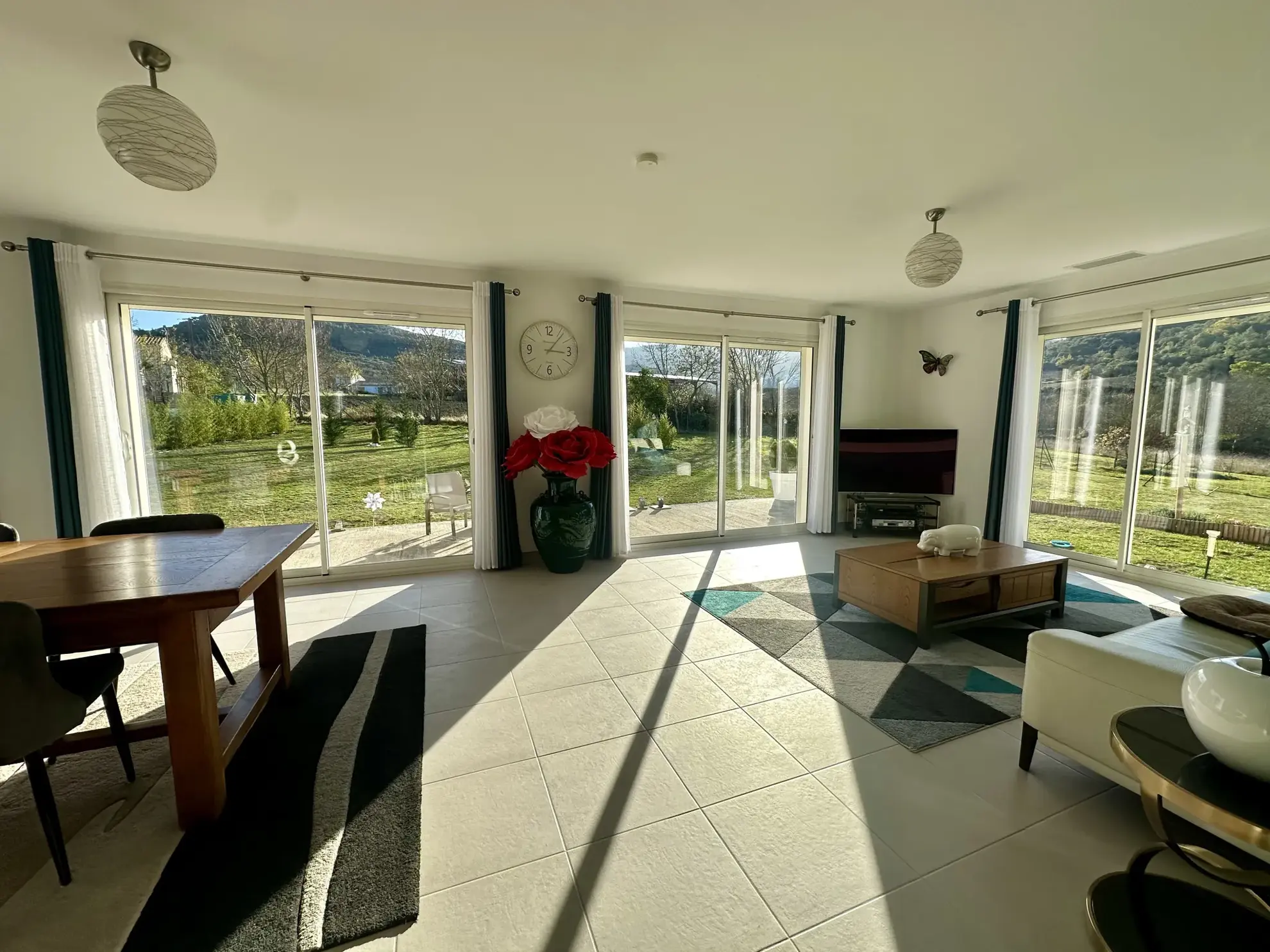 Maison récente de plain-pied avec grand garage et terrain piscinable à Taurize 