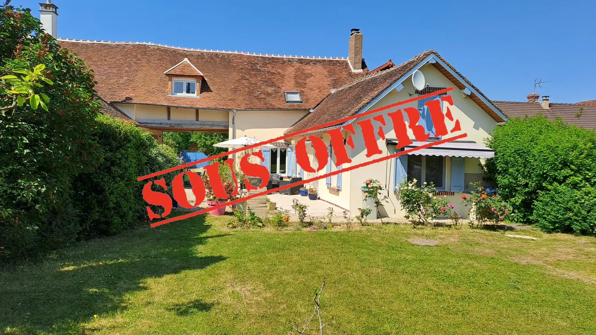 Maison ancienne rénovée à Egleny avec deux bâtiments et grand terrain, idéal pour famille ou projet immobilier