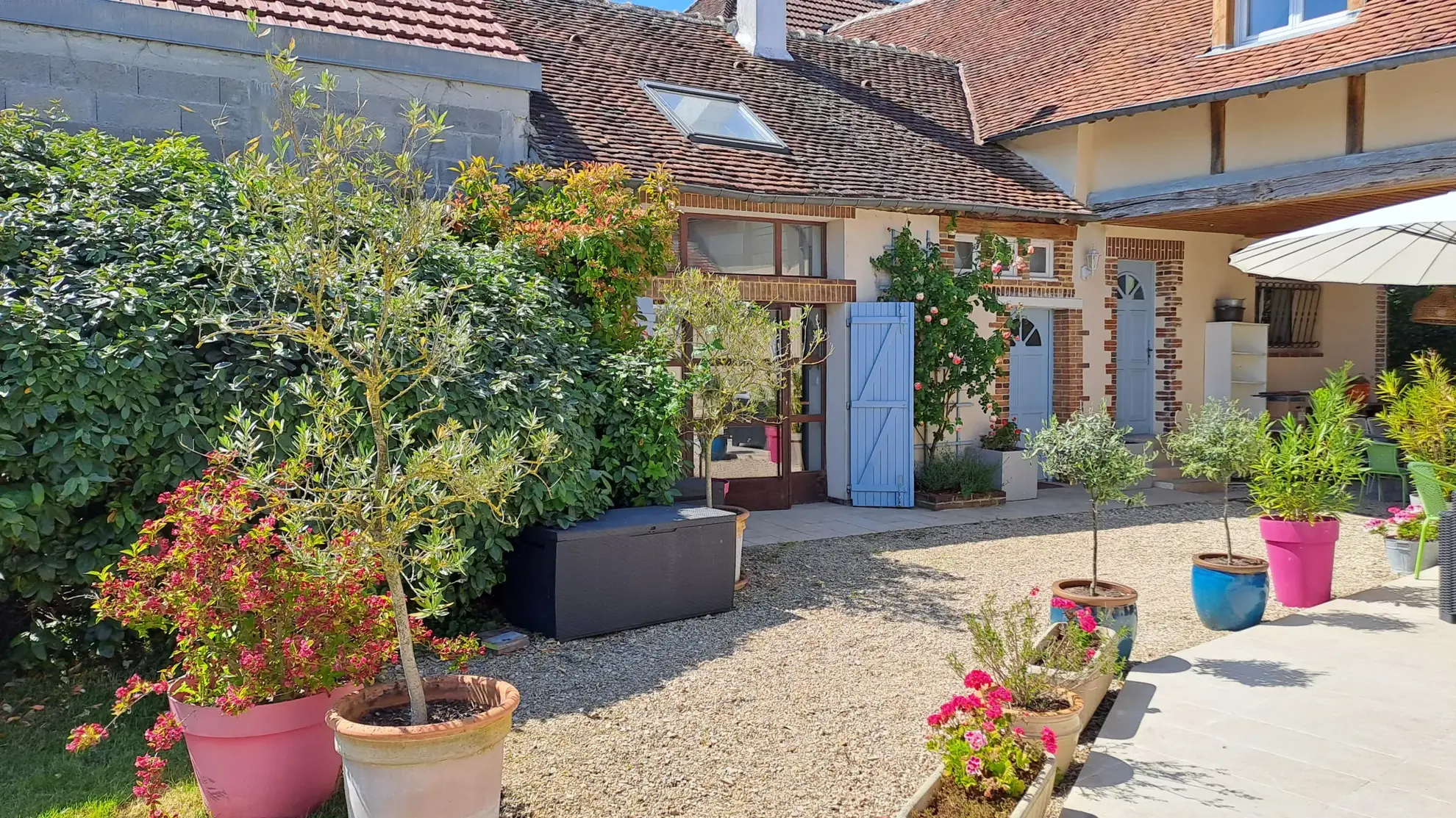 Maison ancienne rénovée à Egleny avec deux bâtiments et grand terrain, idéal pour famille ou projet immobilier 