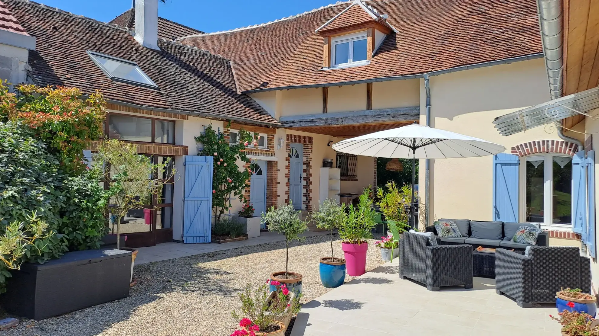 Maison ancienne rénovée à Egleny avec deux bâtiments et grand terrain, idéal pour famille ou projet immobilier 