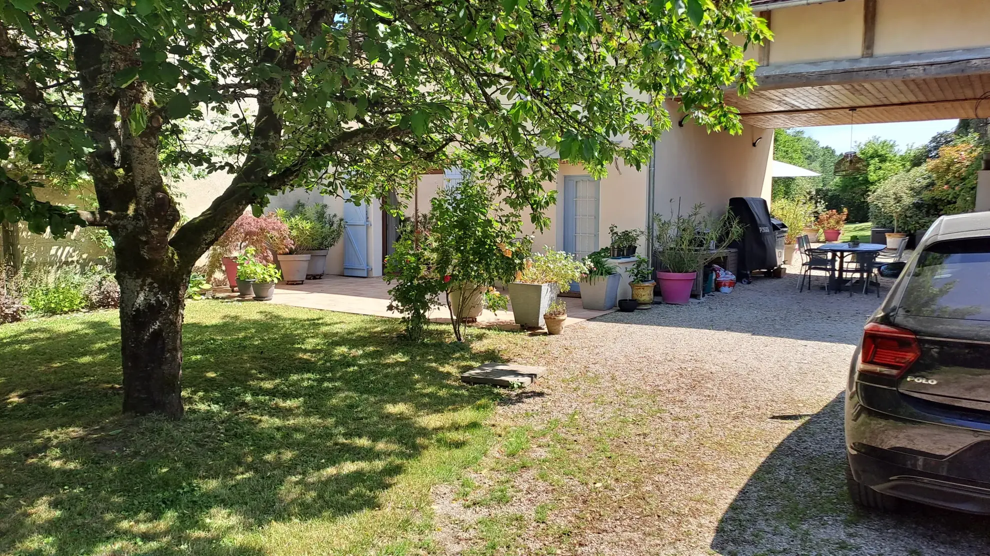 Maison ancienne rénovée à Egleny avec deux bâtiments et grand terrain, idéal pour famille ou projet immobilier 