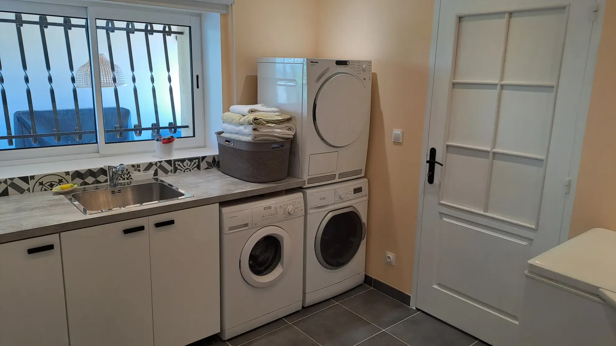 Maison ancienne rénovée à Egleny avec deux bâtiments et grand terrain, idéal pour famille ou projet immobilier 