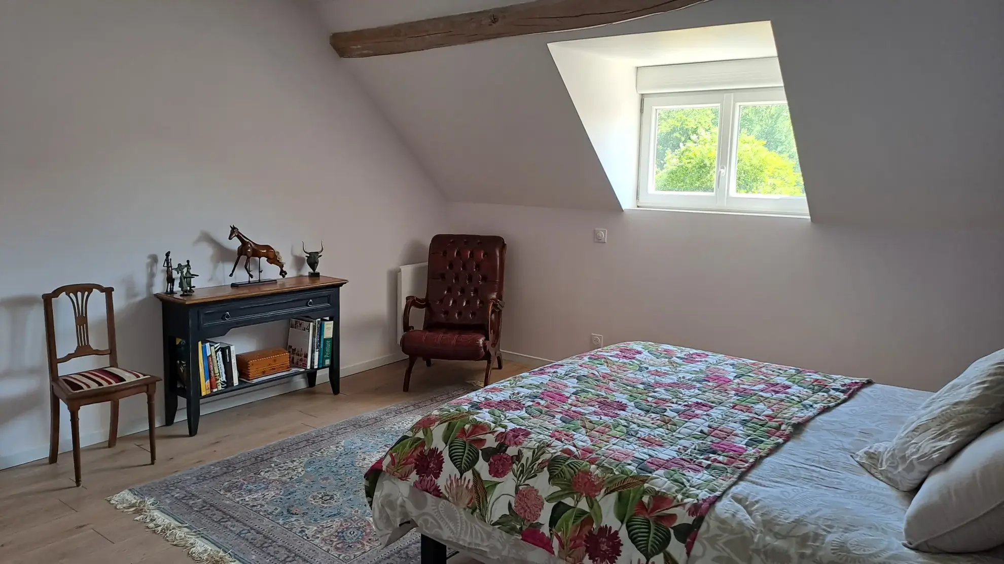 Maison ancienne rénovée à Egleny avec deux bâtiments et grand terrain, idéal pour famille ou projet immobilier 