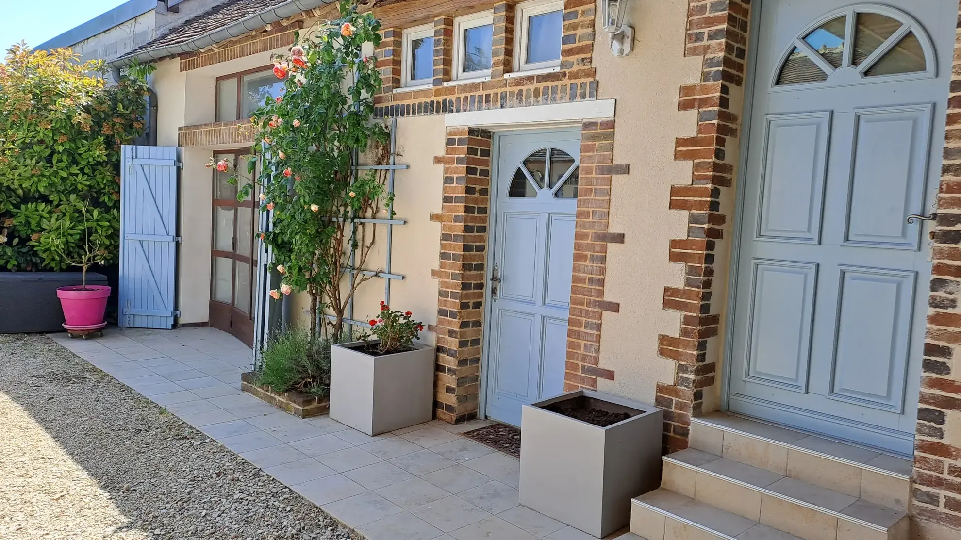 Maison ancienne rénovée à Egleny avec deux bâtiments et grand terrain, idéal pour famille ou projet immobilier 