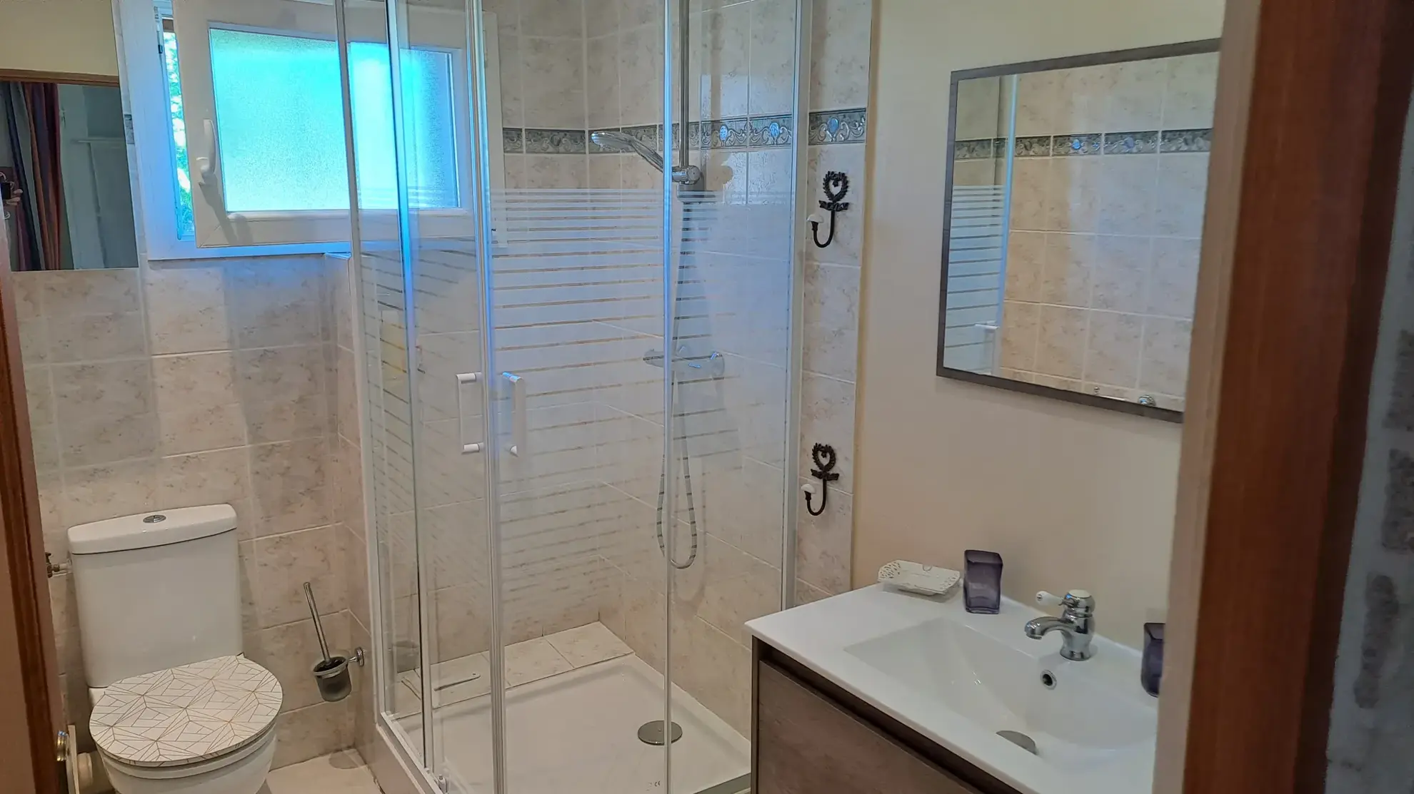 Maison ancienne rénovée à Egleny avec deux bâtiments et grand terrain, idéal pour famille ou projet immobilier 