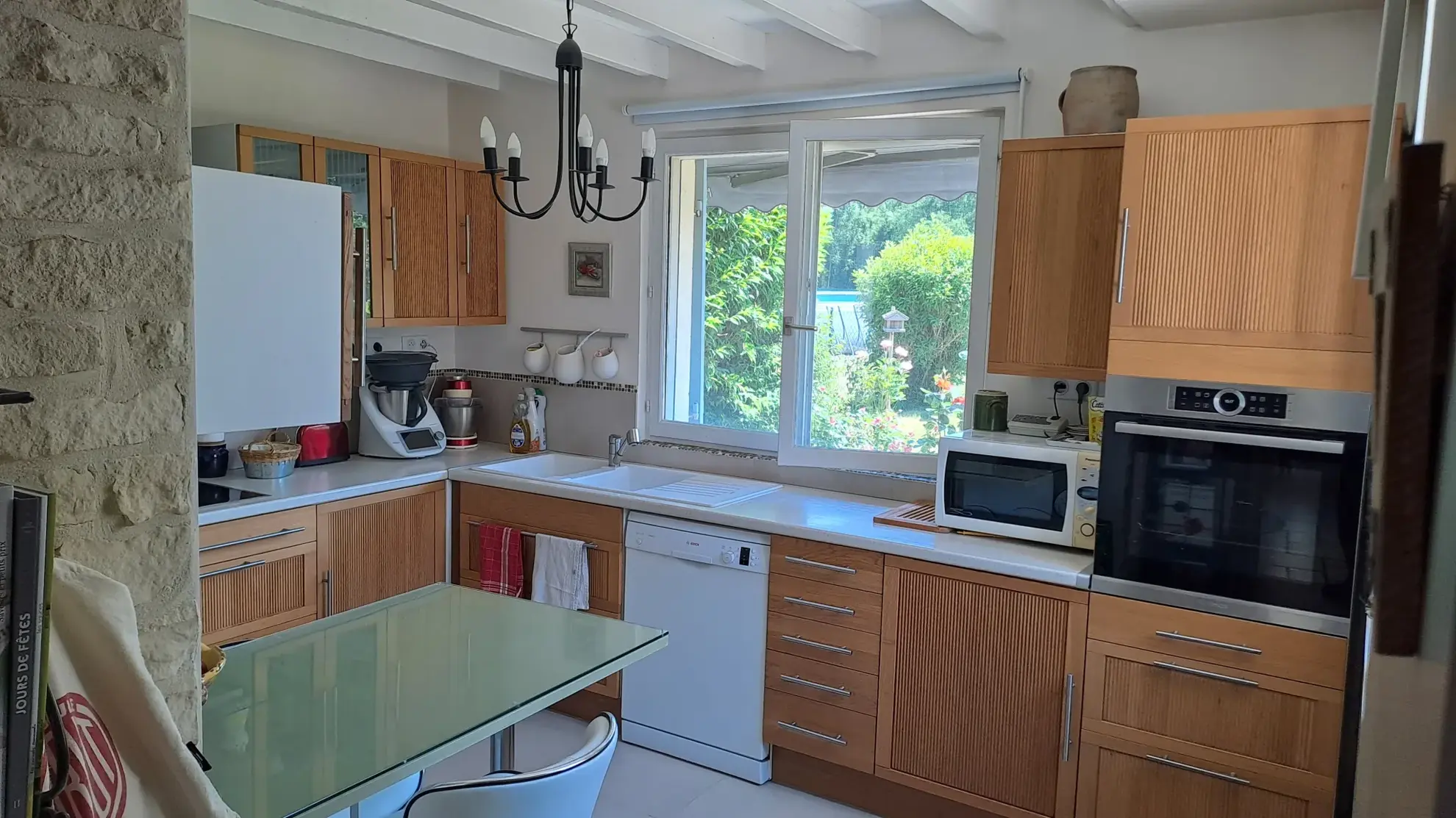 Maison ancienne rénovée à Egleny avec deux bâtiments et grand terrain, idéal pour famille ou projet immobilier 