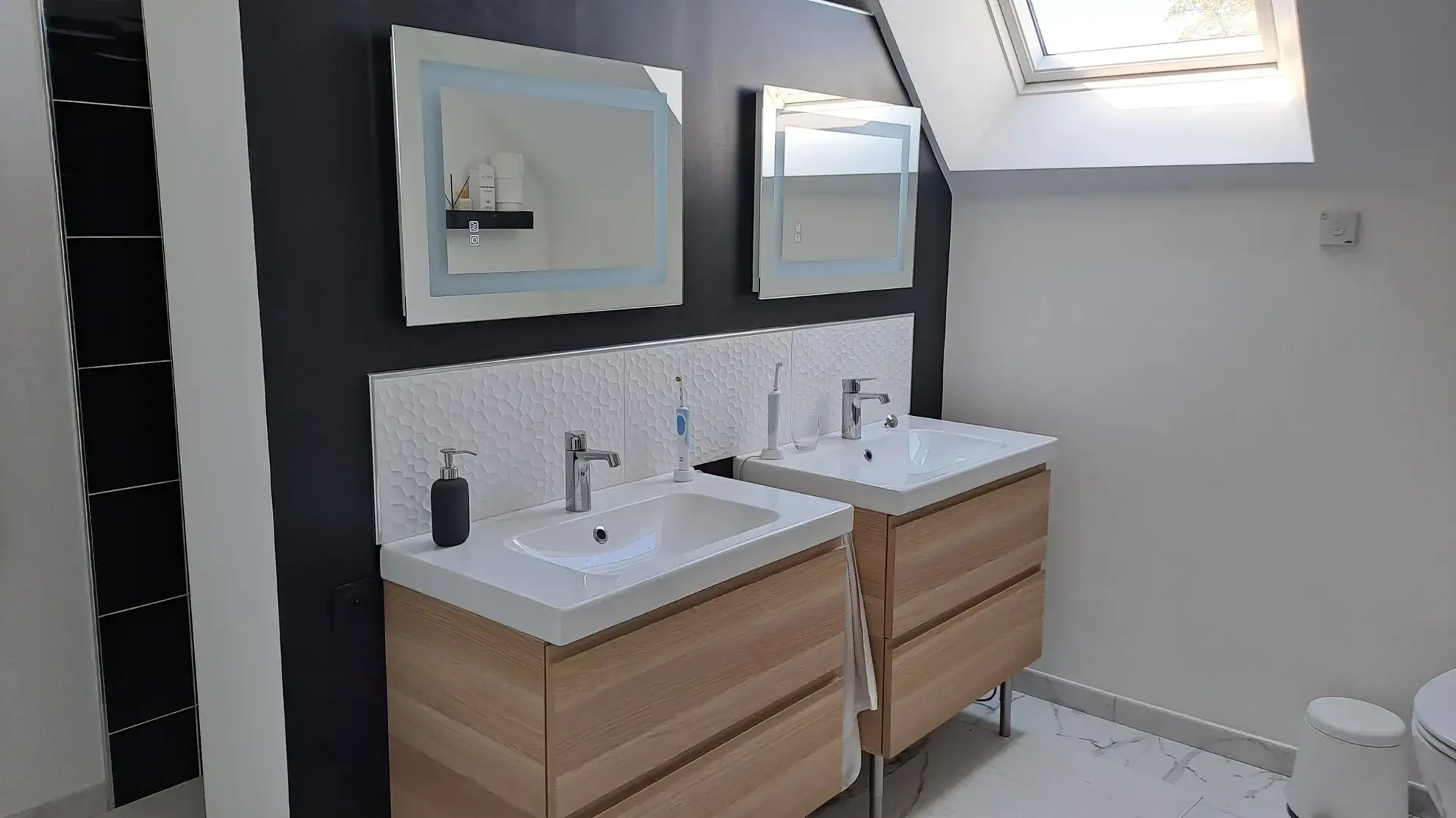 Maison ancienne rénovée à Egleny avec deux bâtiments et grand terrain, idéal pour famille ou projet immobilier 