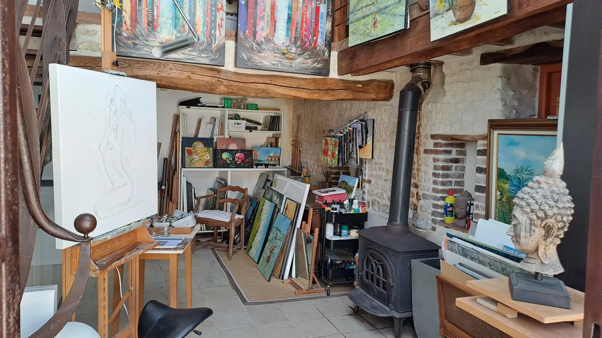 Maison ancienne rénovée à Egleny avec deux bâtiments et grand terrain, idéal pour famille ou projet immobilier 