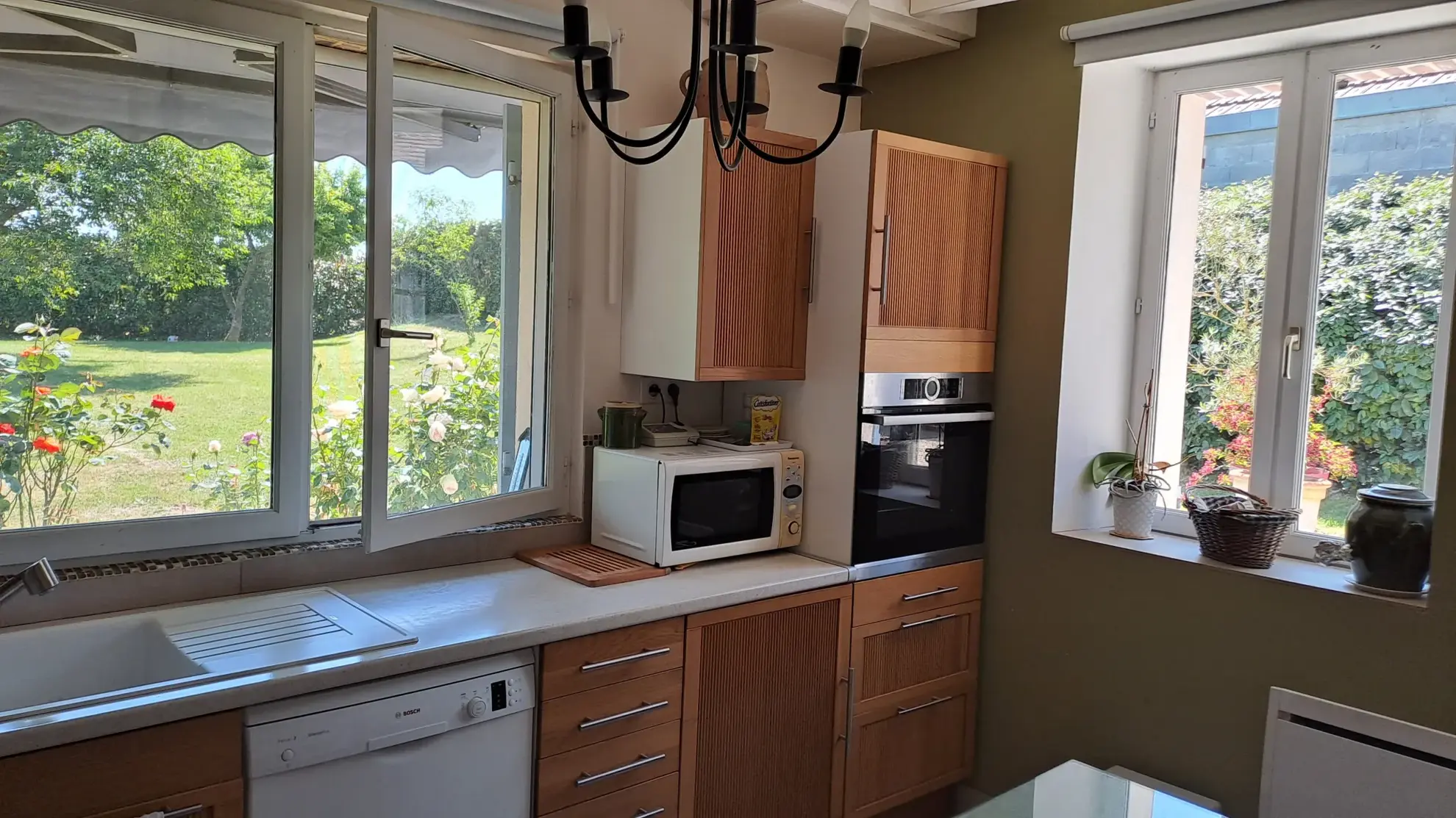 Maison ancienne rénovée à Egleny avec deux bâtiments et grand terrain, idéal pour famille ou projet immobilier 