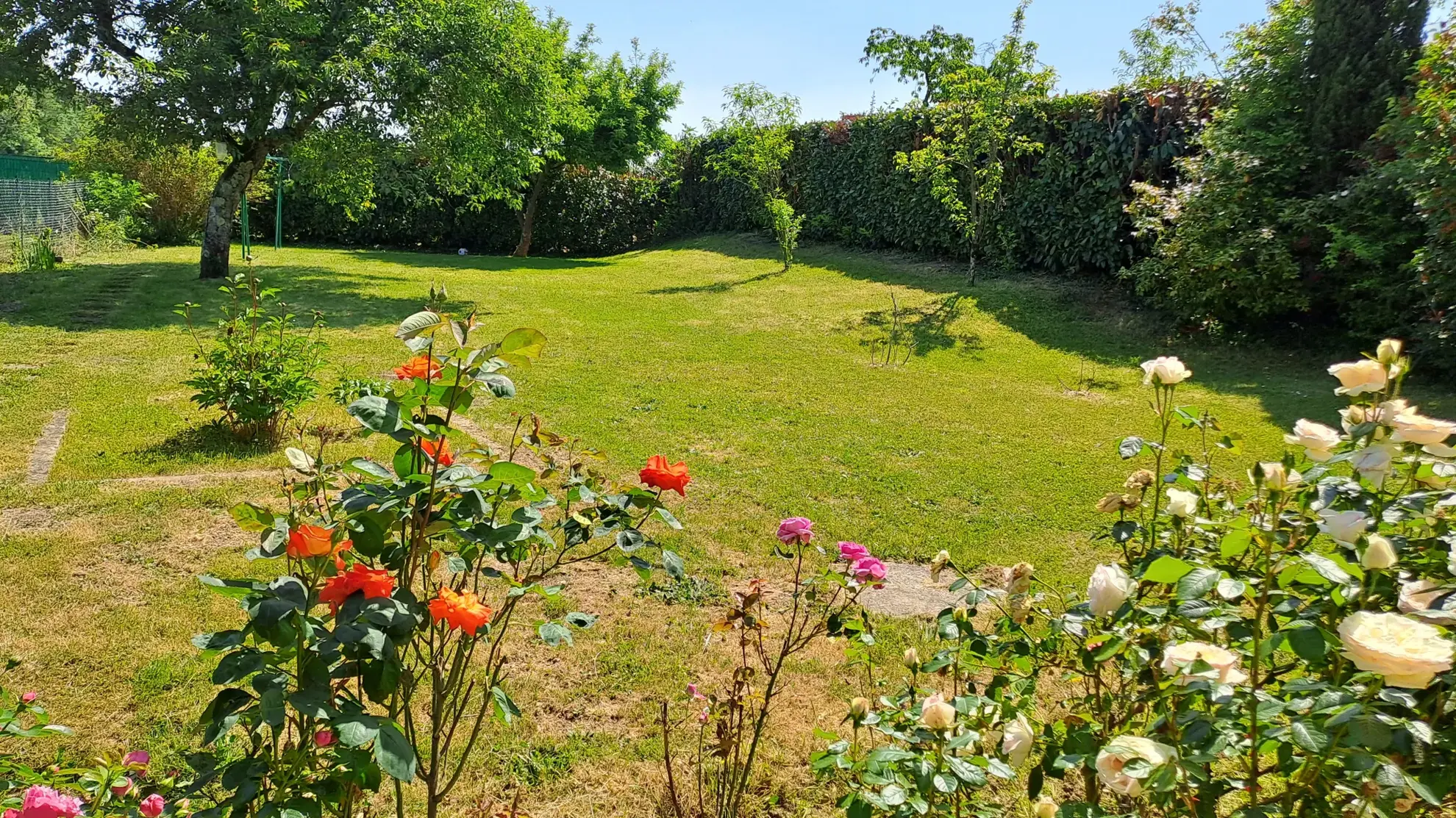 Maison ancienne rénovée à Egleny avec deux bâtiments et grand terrain, idéal pour famille ou projet immobilier 