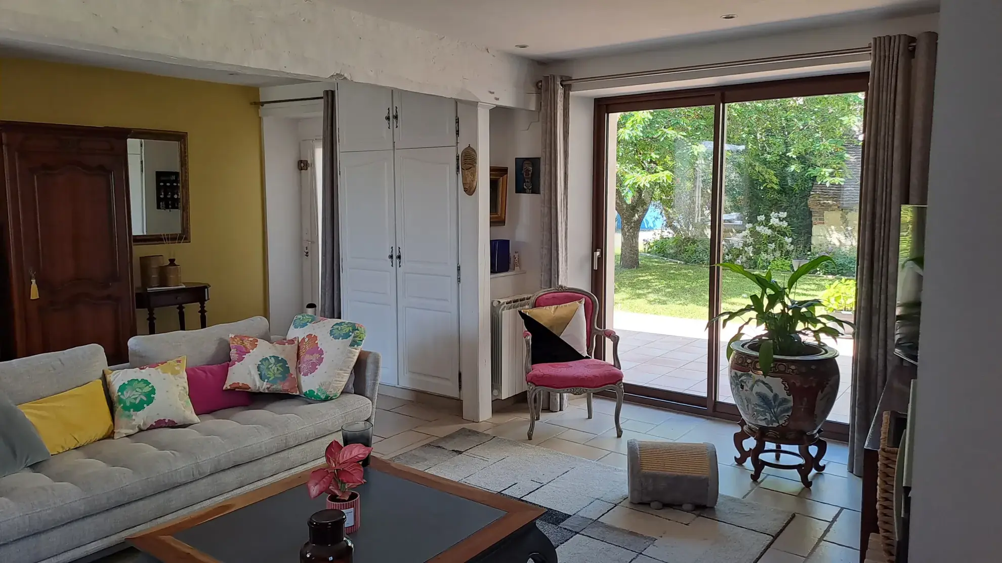 Maison ancienne rénovée à Egleny avec deux bâtiments et grand terrain, idéal pour famille ou projet immobilier 