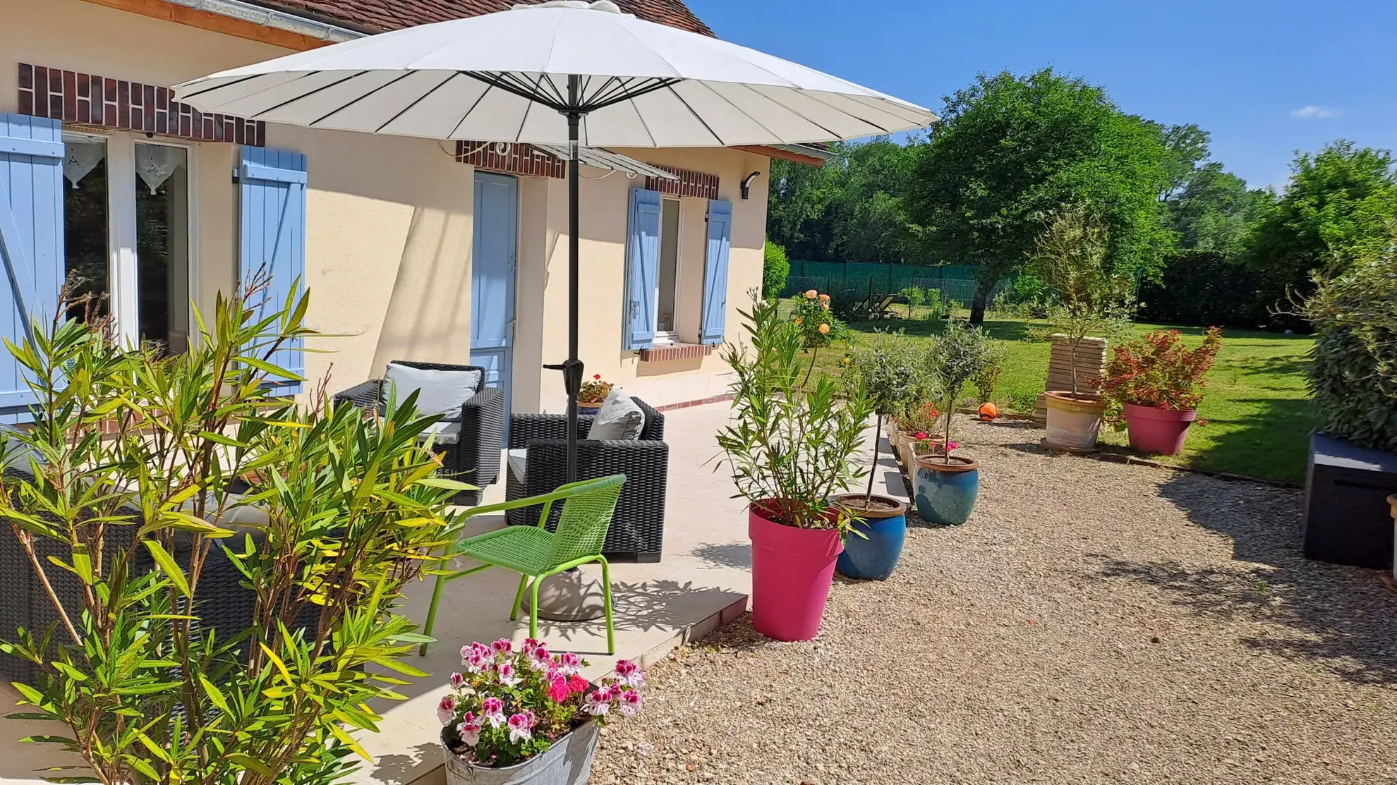 Maison ancienne rénovée à Egleny avec deux bâtiments et grand terrain, idéal pour famille ou projet immobilier 