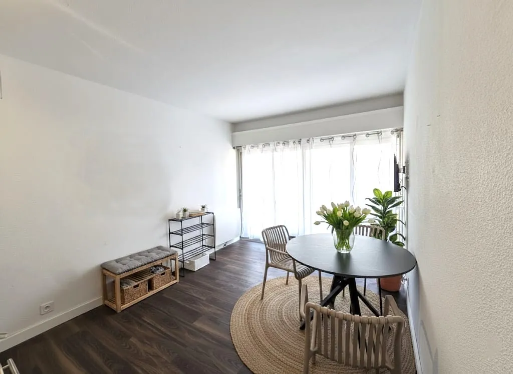 Studio à Canet Plage de 28 m² avec vue latérale mer à seulement 50 mètres de la plage