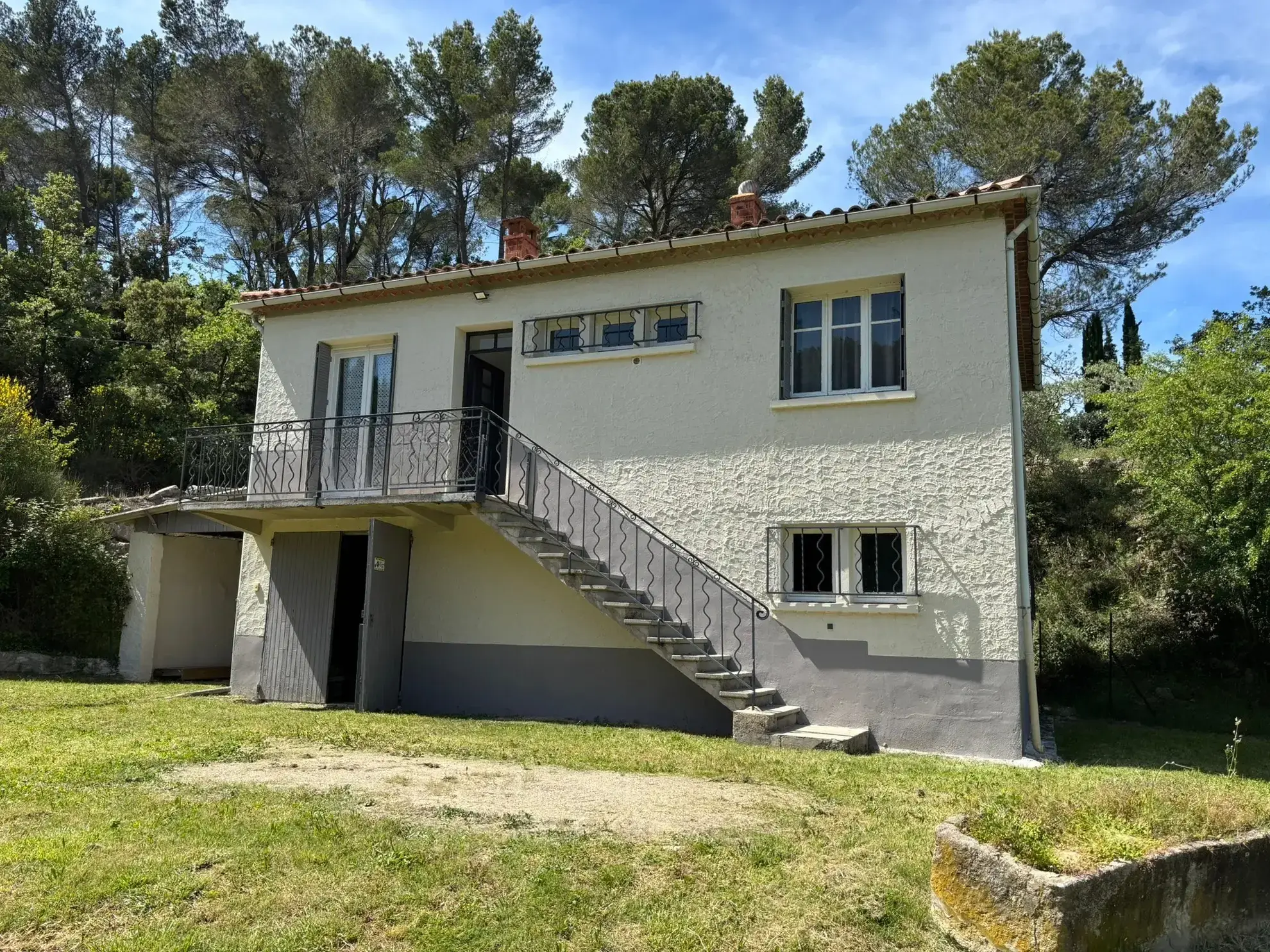 Maison à vendre avec grand terrain et vue dégagée à Entrechaux