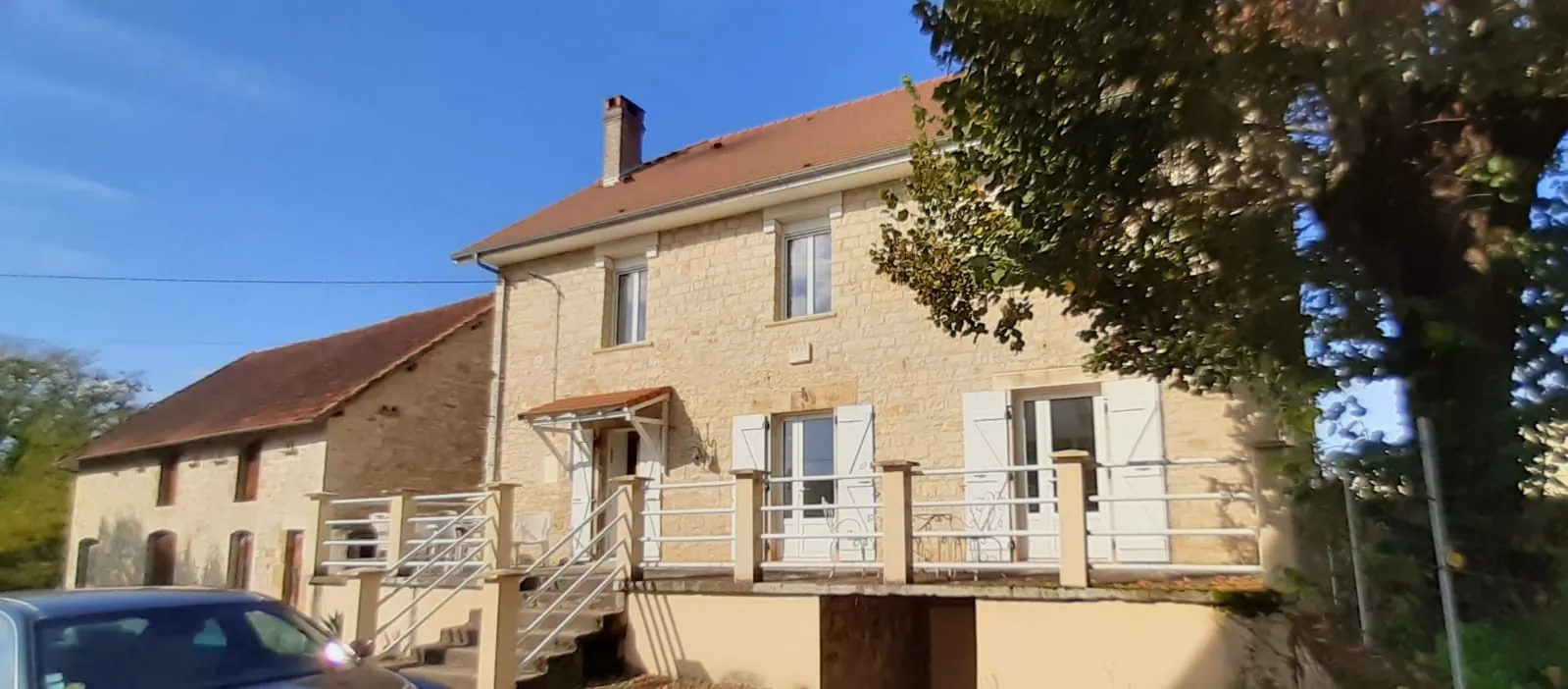 Maison rénovée avec grange et dépendances à Les Quatre Routes du Lot 168 m²