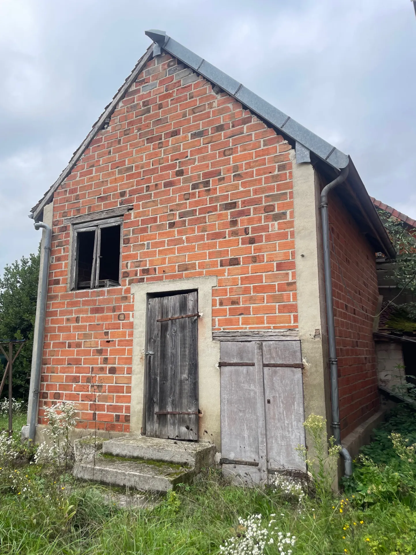 Maison de caractère 118 m² à Vaudes avec garages et terrain 