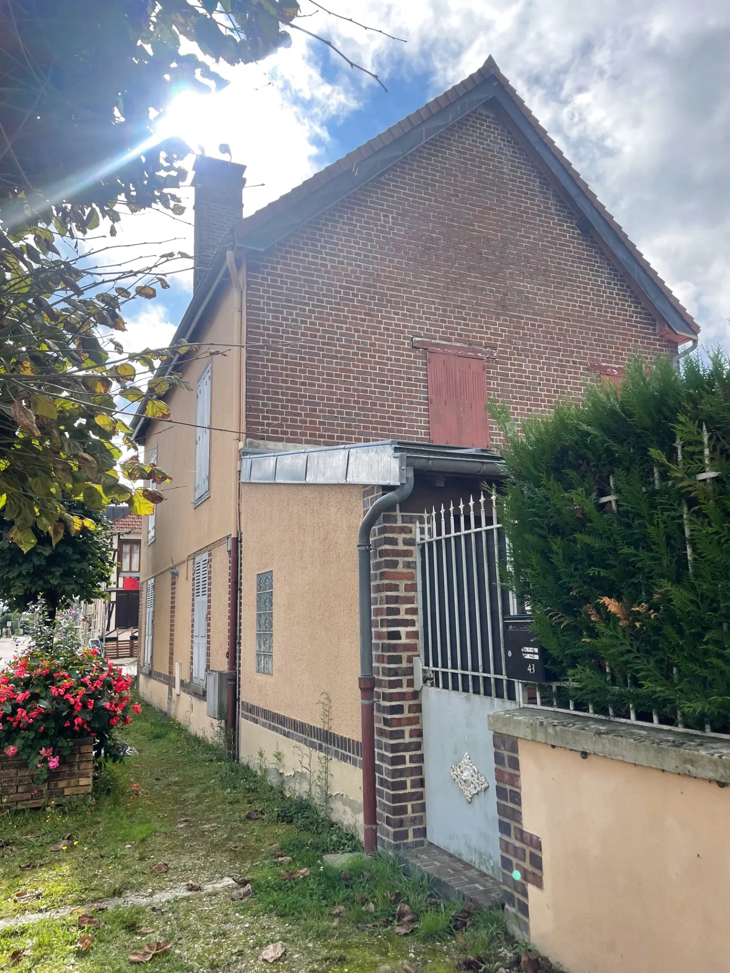 Maison de caractère 118 m² à Vaudes avec garages et terrain