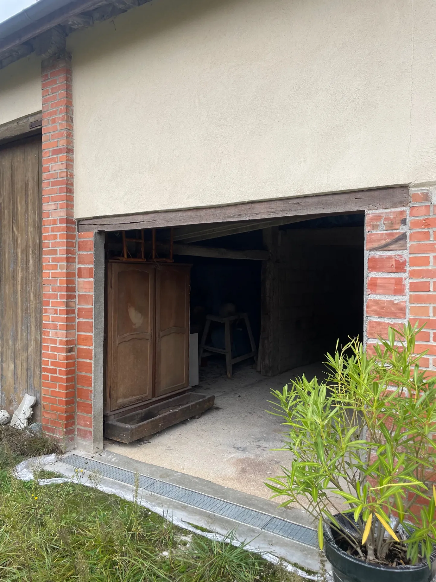 Maison de caractère 118 m² à Vaudes avec garages et terrain 