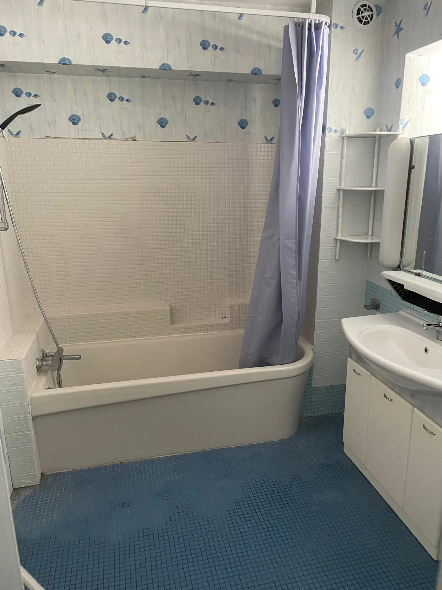 Maison de caractère 118 m² à Vaudes avec garages et terrain 