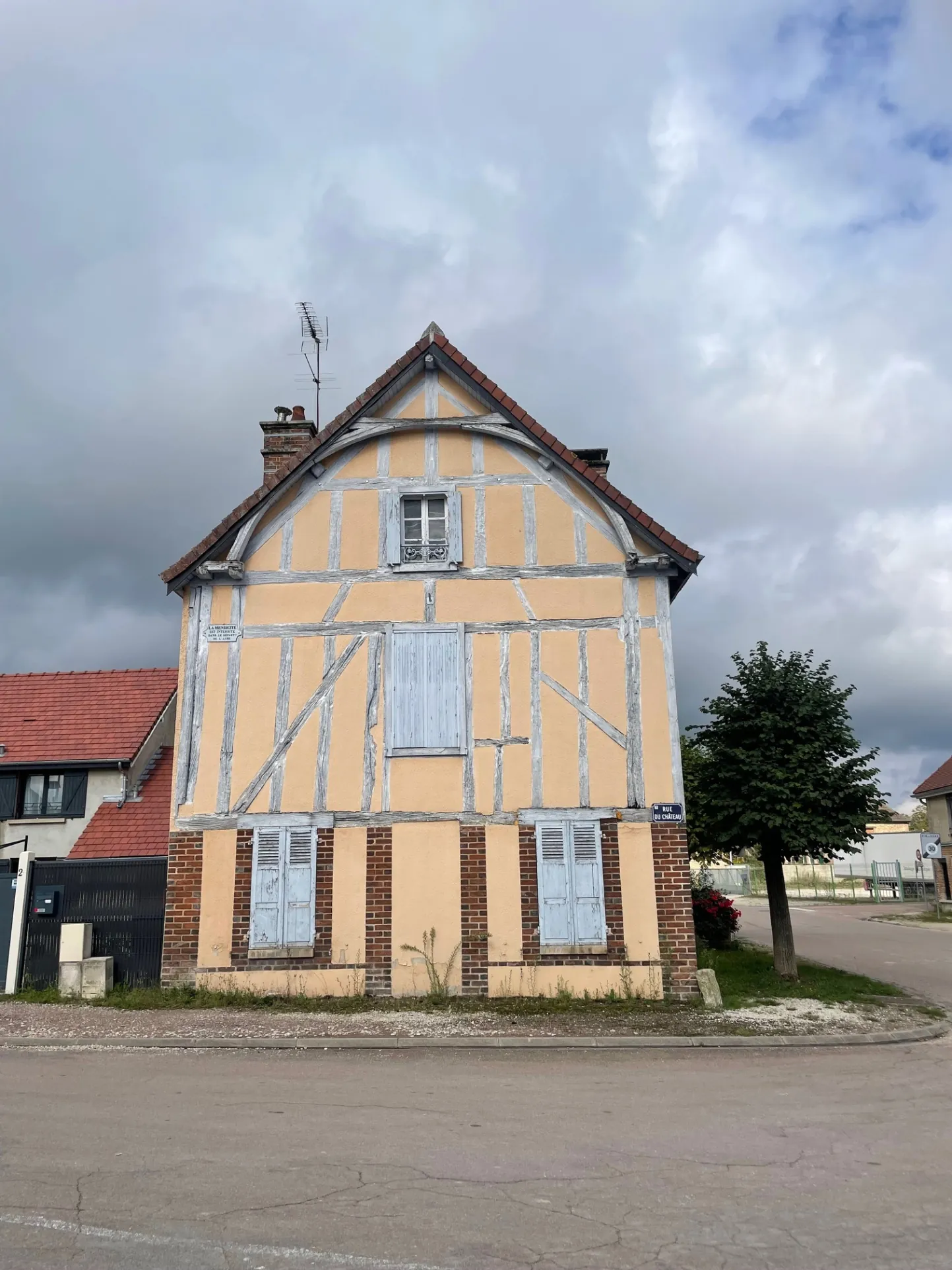 Maison de caractère 118 m² à Vaudes avec garages et terrain 