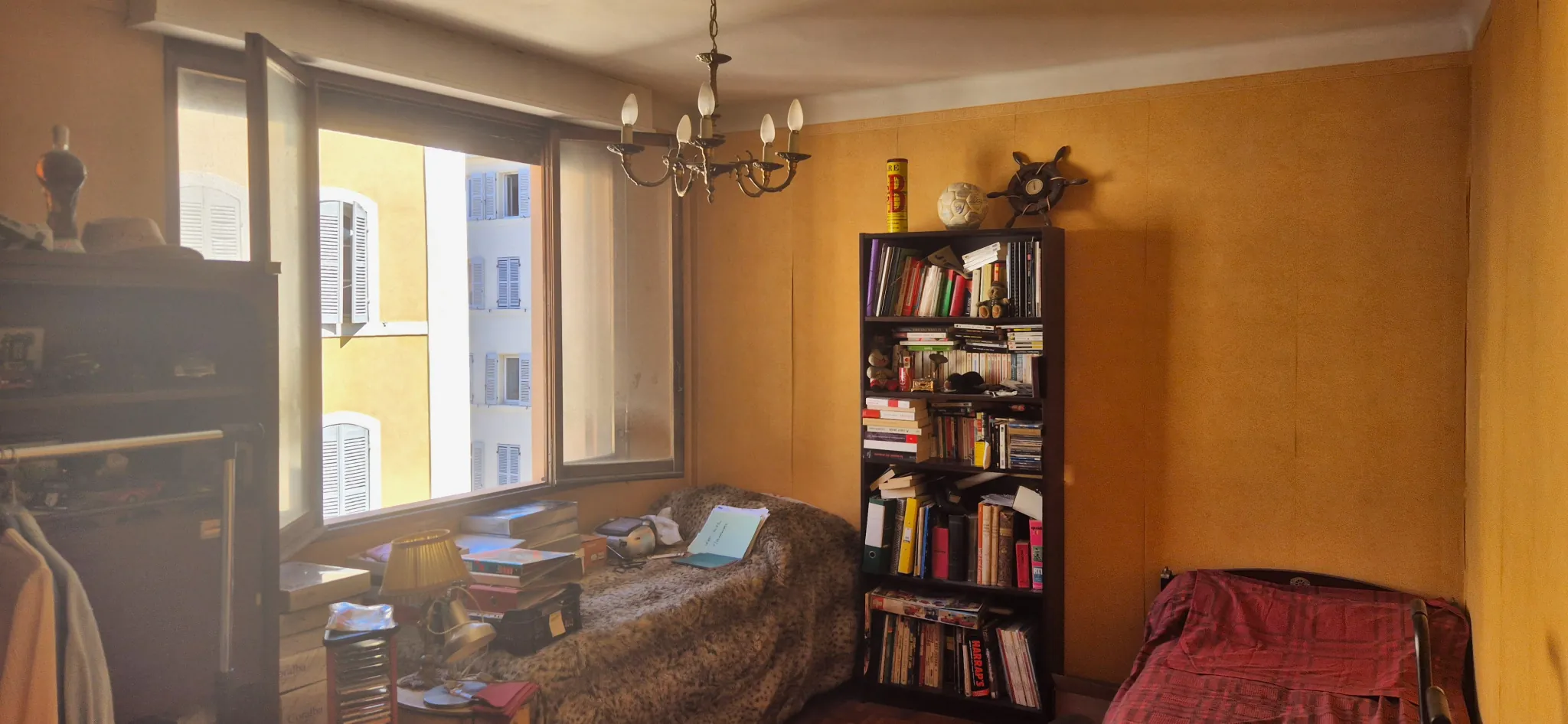 Rare appartement traversant de 102 m² à Marseille 1er, potentiel de rénovation élevé 