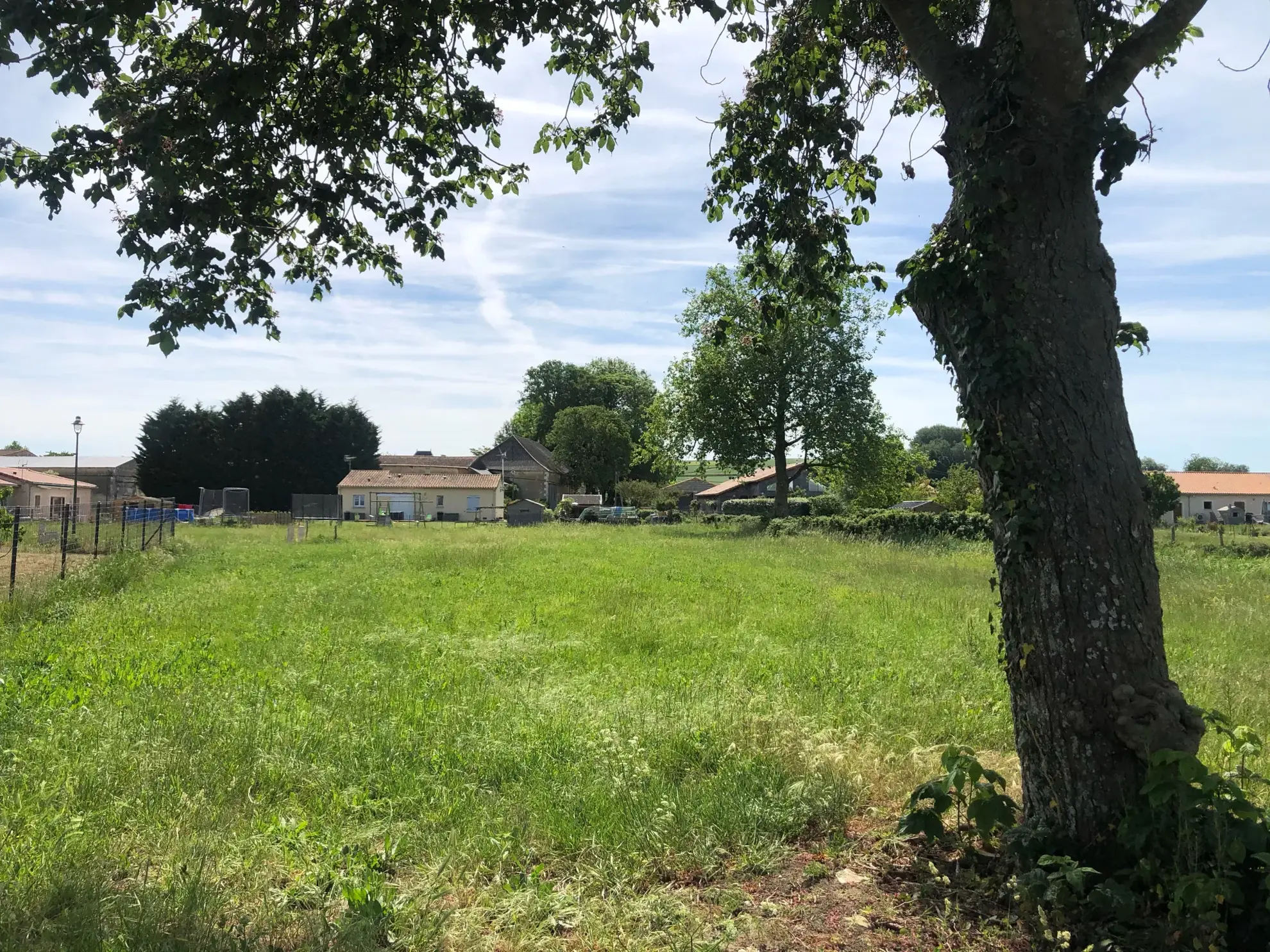 Terrain constructible à Chouppes (86) avec vue campagne et toutes commodités à proximité 