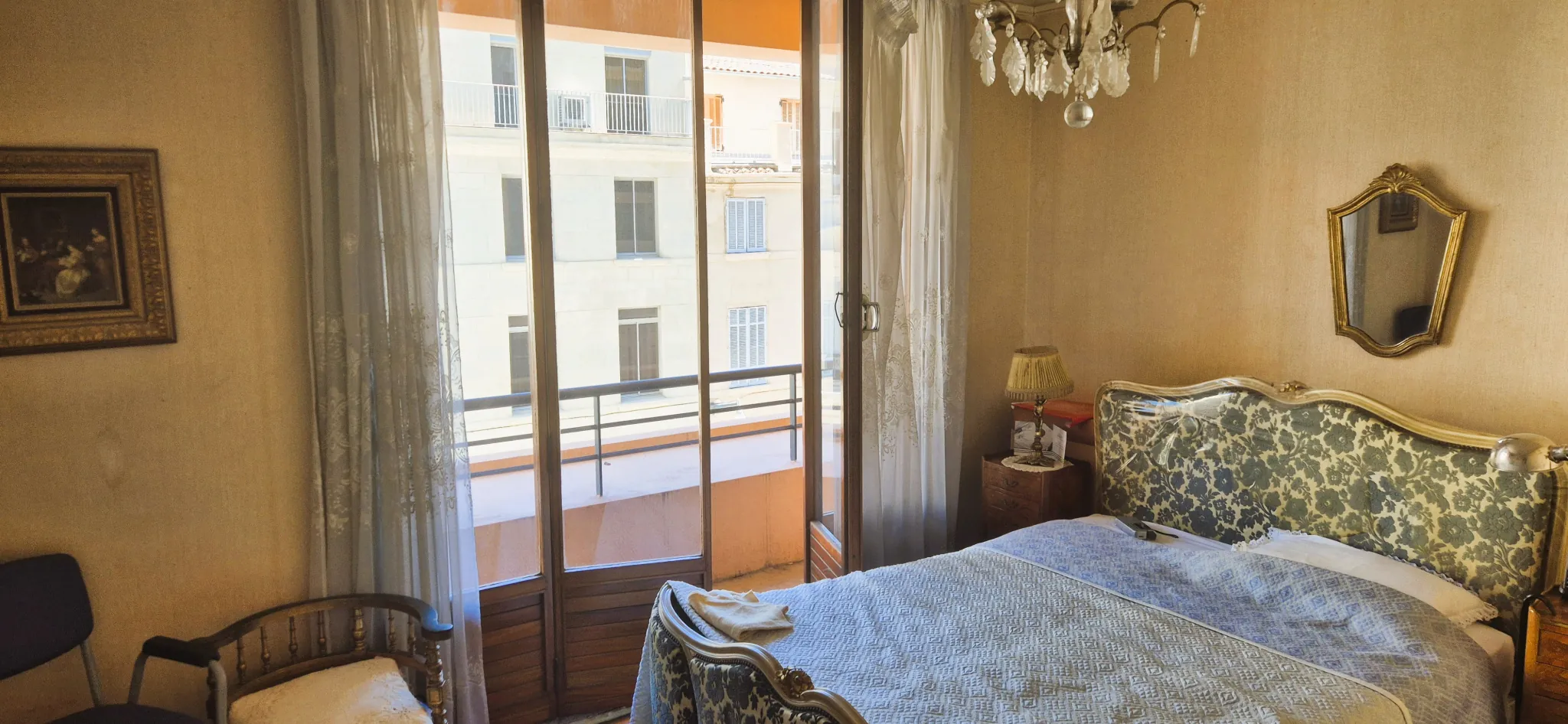 Rare appartement traversant de 102 m² à Marseille 1er, potentiel de rénovation élevé 