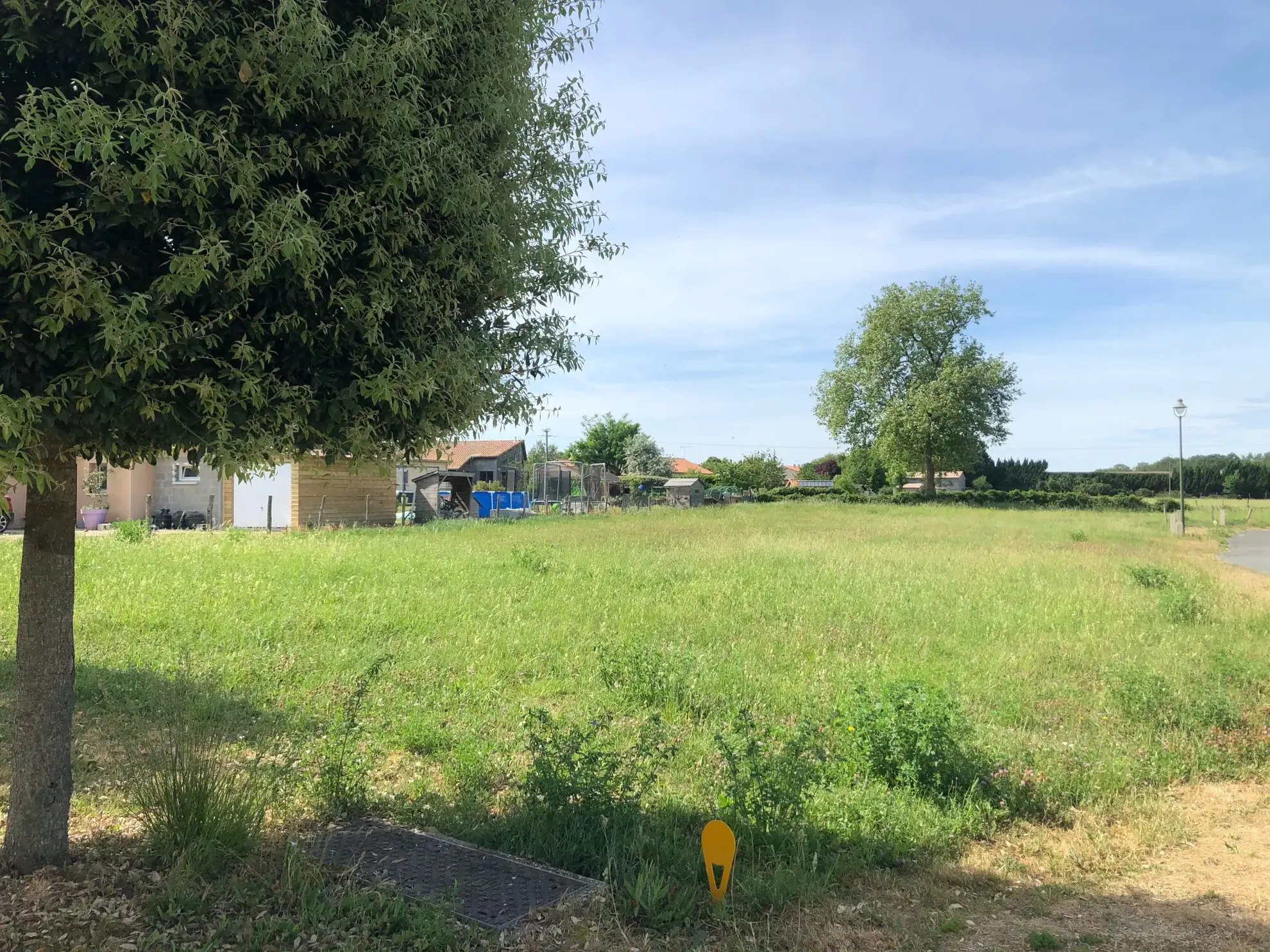 Terrain constructible à Chouppes (86) avec vue campagne et toutes commodités à proximité 