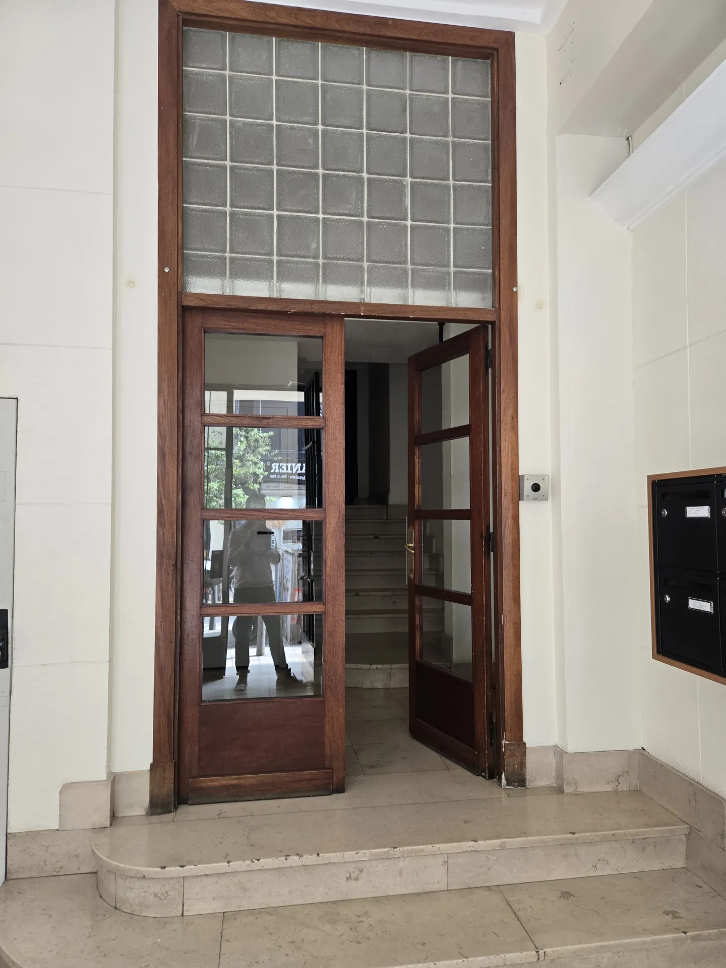 Rare appartement traversant de 102 m² à Marseille 1er, potentiel de rénovation élevé 