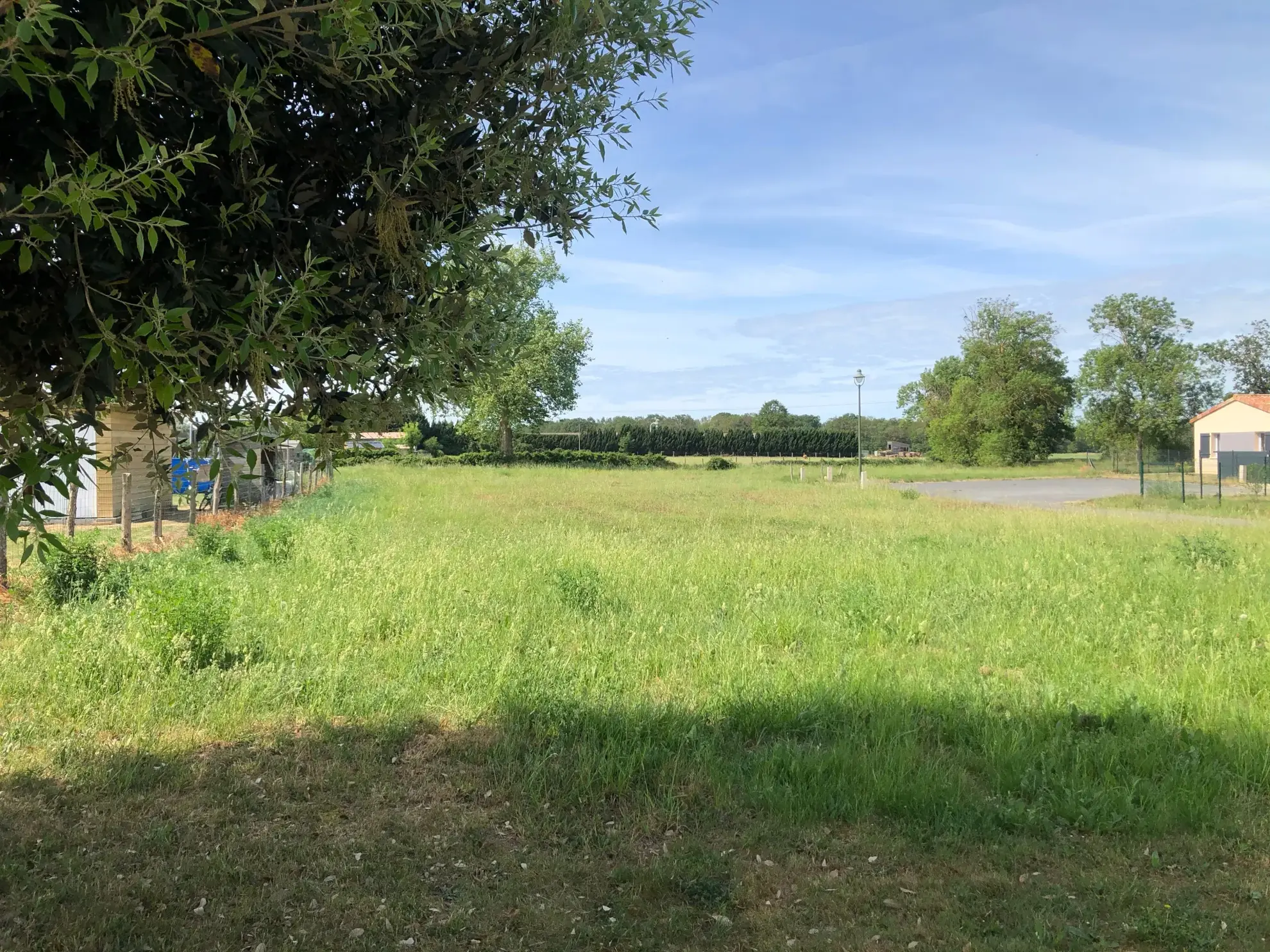 Terrain constructible à Chouppes (86) avec vue campagne et toutes commodités à proximité 
