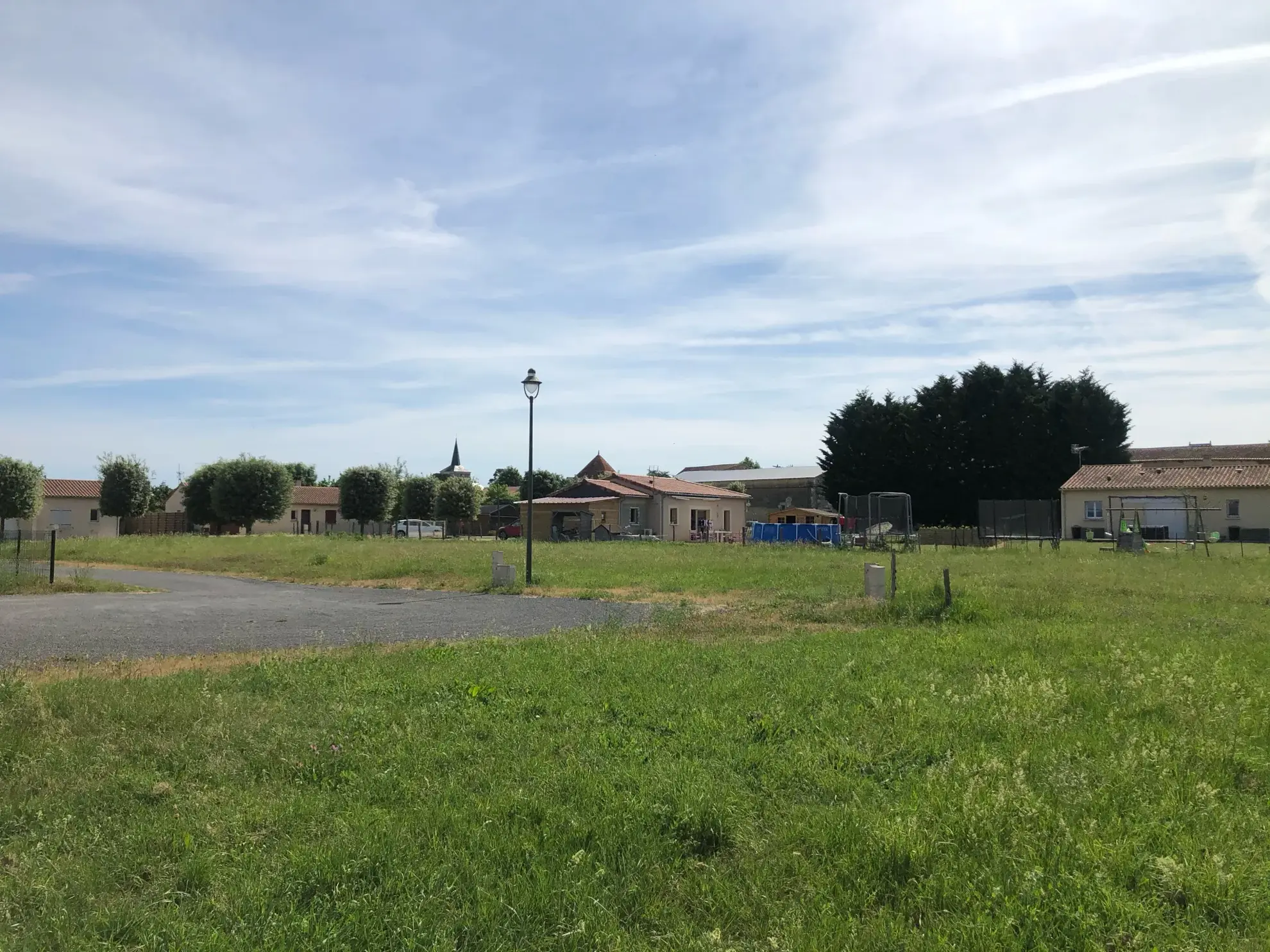 Terrain constructible à Chouppes (86) avec vue campagne et toutes commodités à proximité 