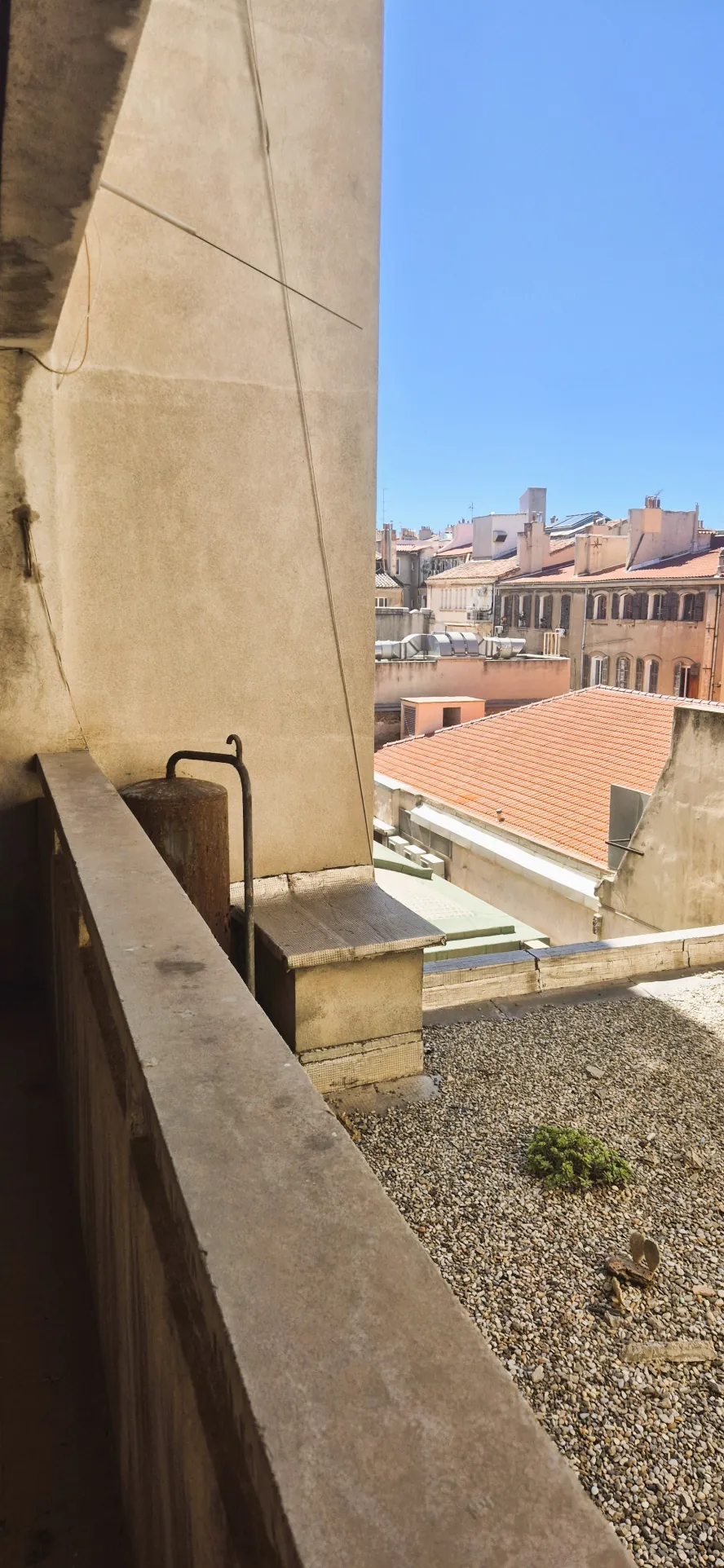 Rare appartement traversant de 102 m² à Marseille 1er, potentiel de rénovation élevé 