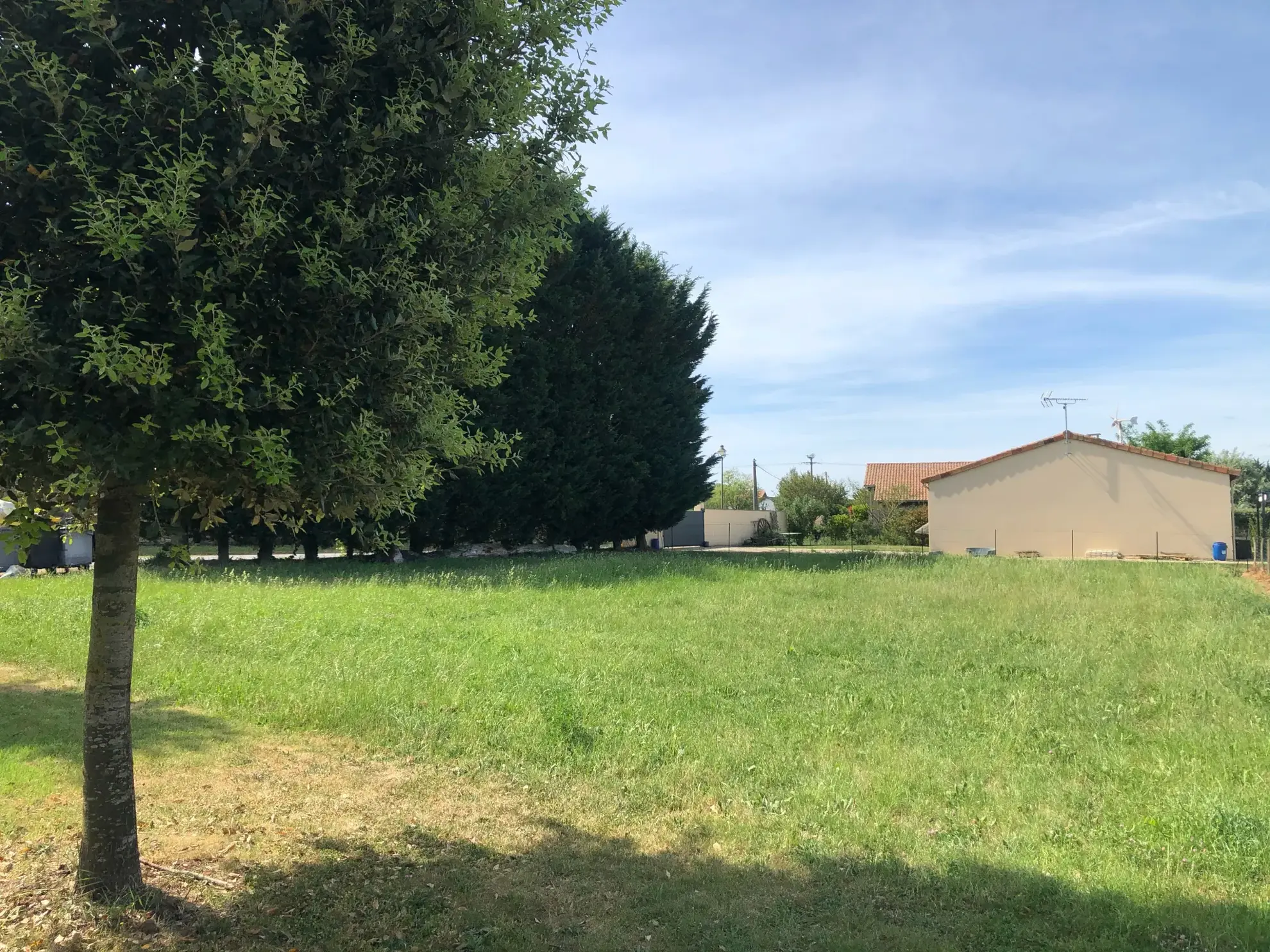 Terrain constructible à Chouppes (86) avec vue campagne et toutes commodités à proximité 