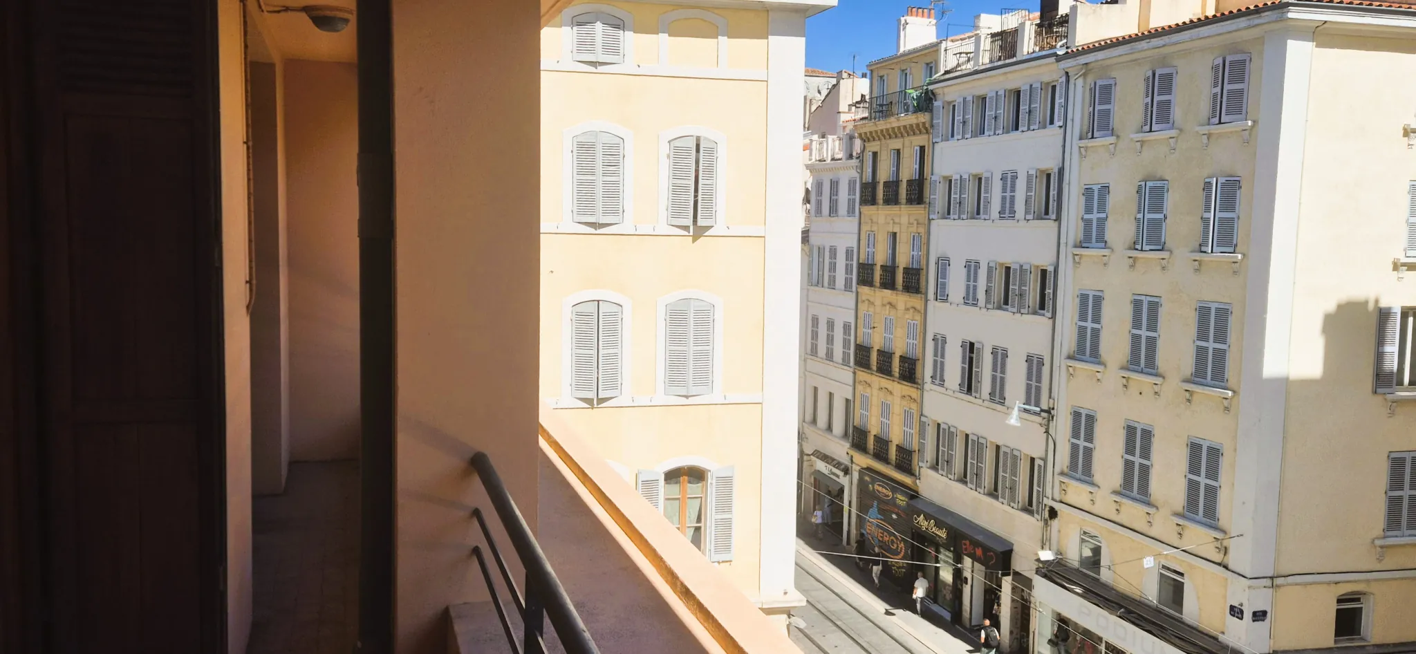Rare appartement traversant de 102 m² à Marseille 1er, potentiel de rénovation élevé 