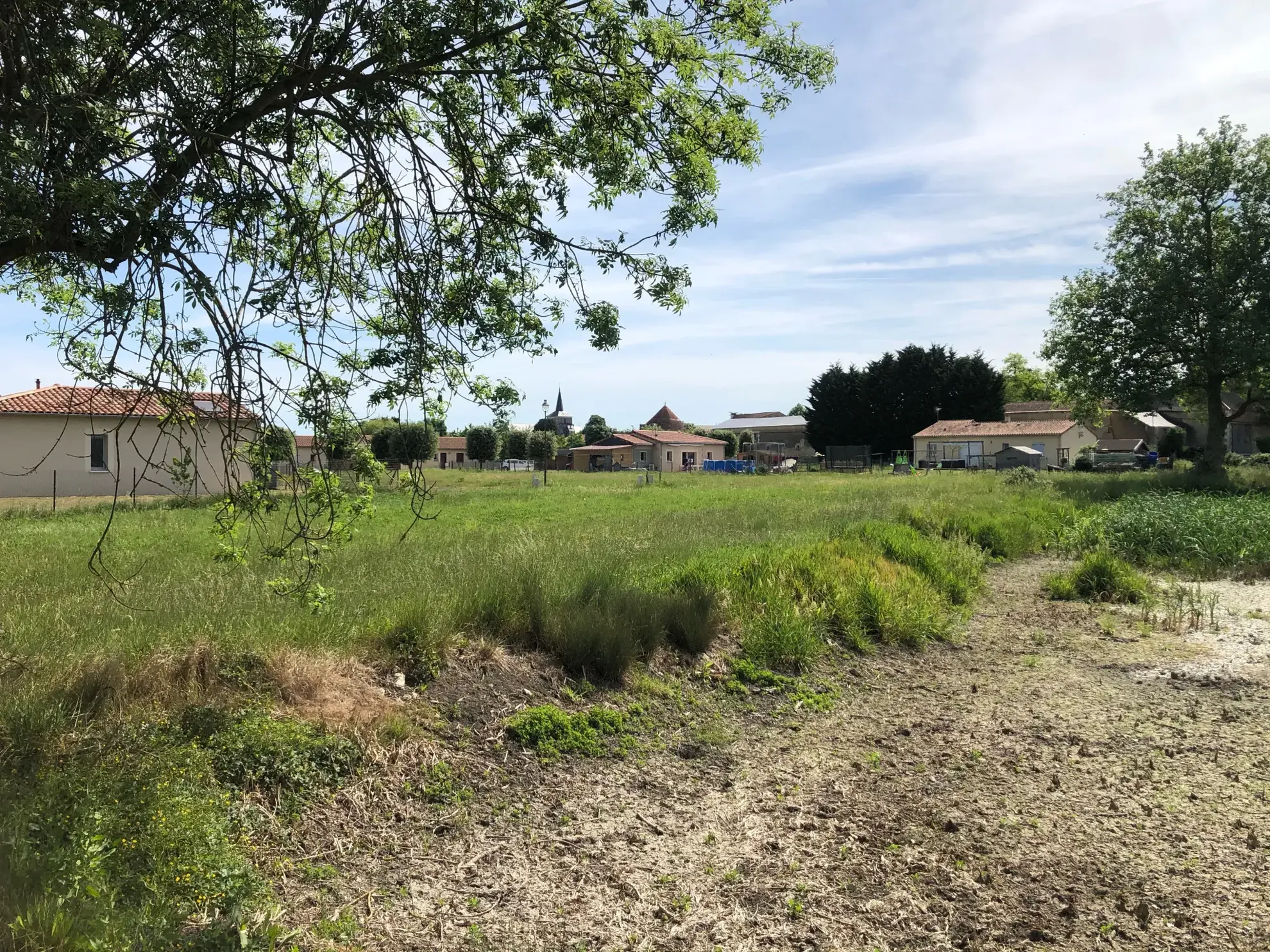 Terrain constructible à Chouppes (86) avec vue campagne et toutes commodités à proximité 