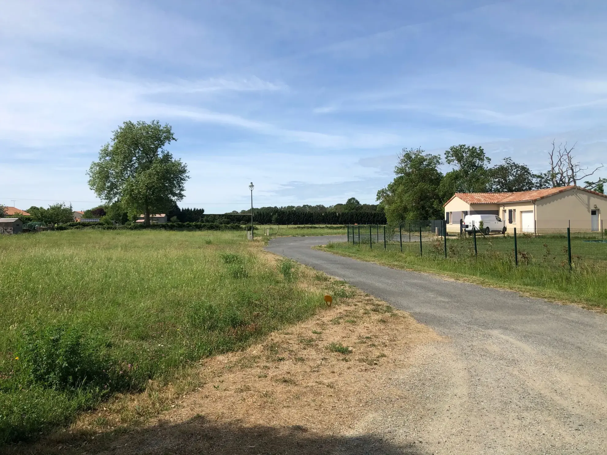 Terrain constructible à Chouppes (86) avec vue campagne et toutes commodités à proximité 