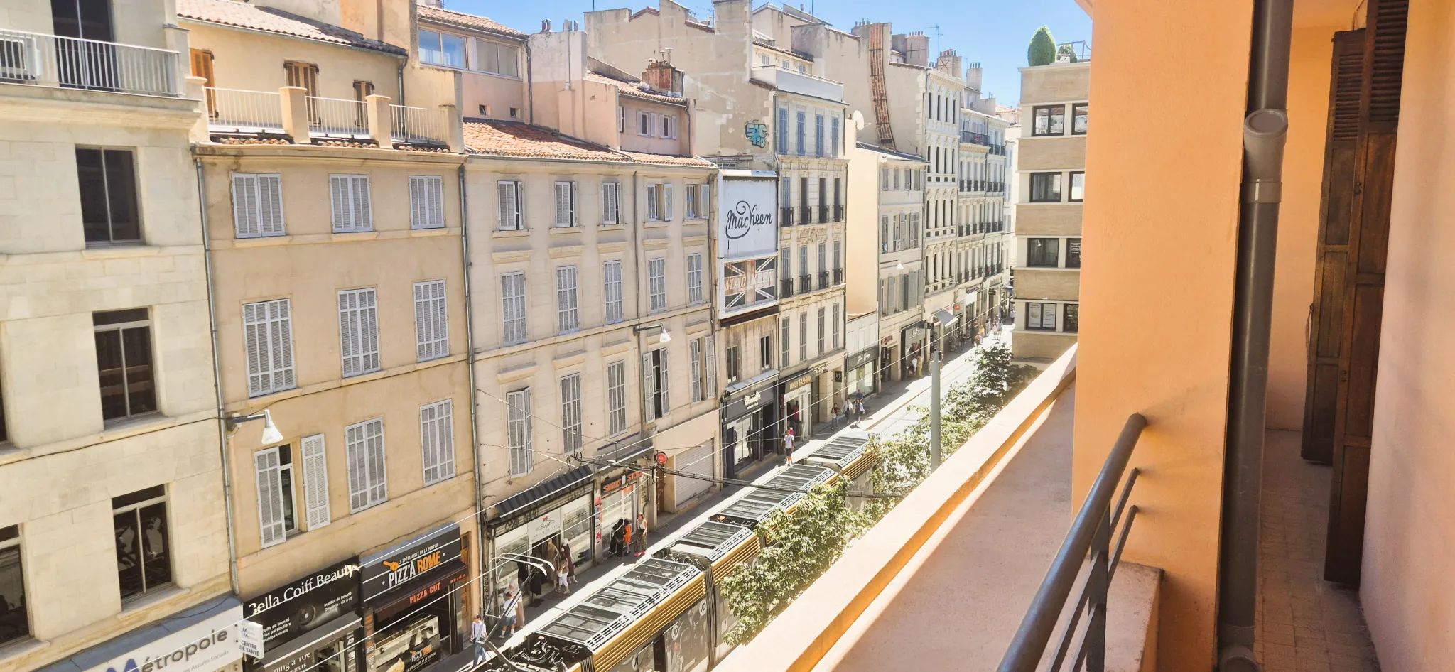 Rare appartement traversant de 102 m² à Marseille 1er, potentiel de rénovation élevé 