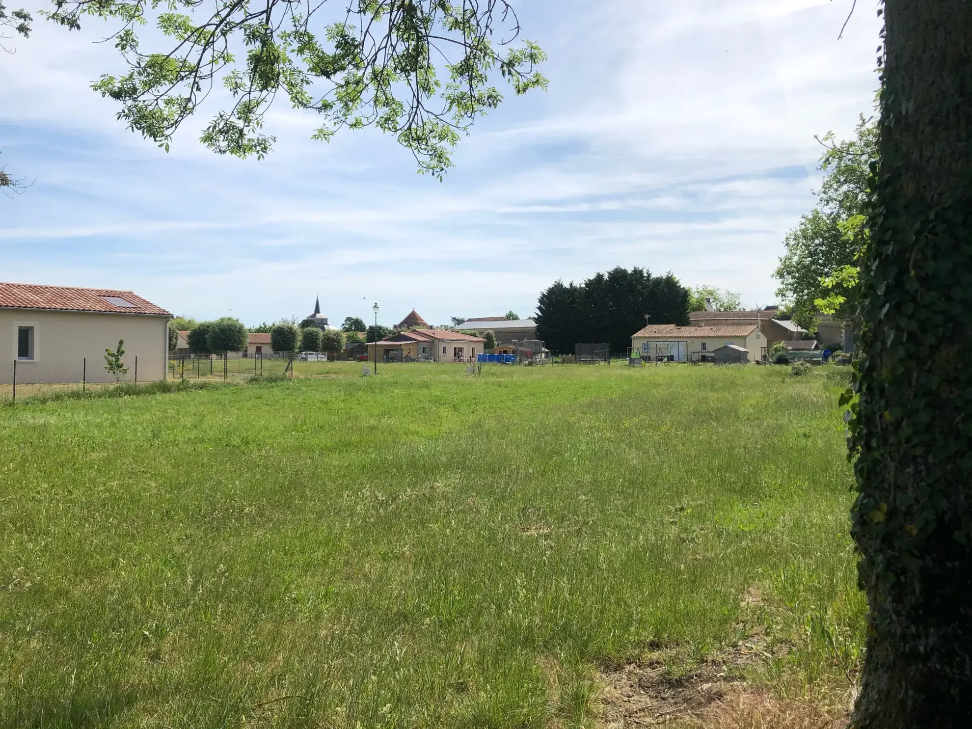 Terrain constructible à Chouppes (86) avec vue campagne et toutes commodités à proximité 