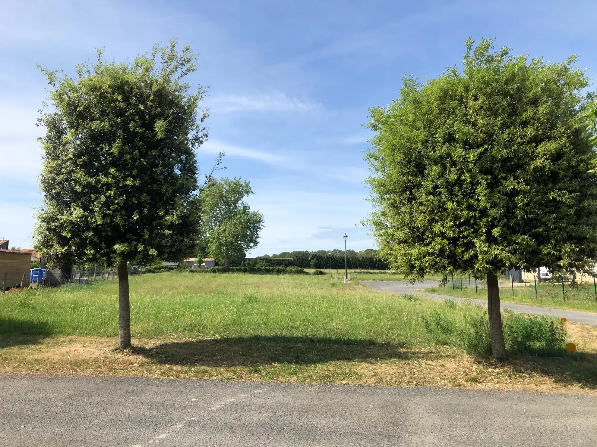 Terrain constructible à Chouppes (86) avec vue campagne et toutes commodités à proximité